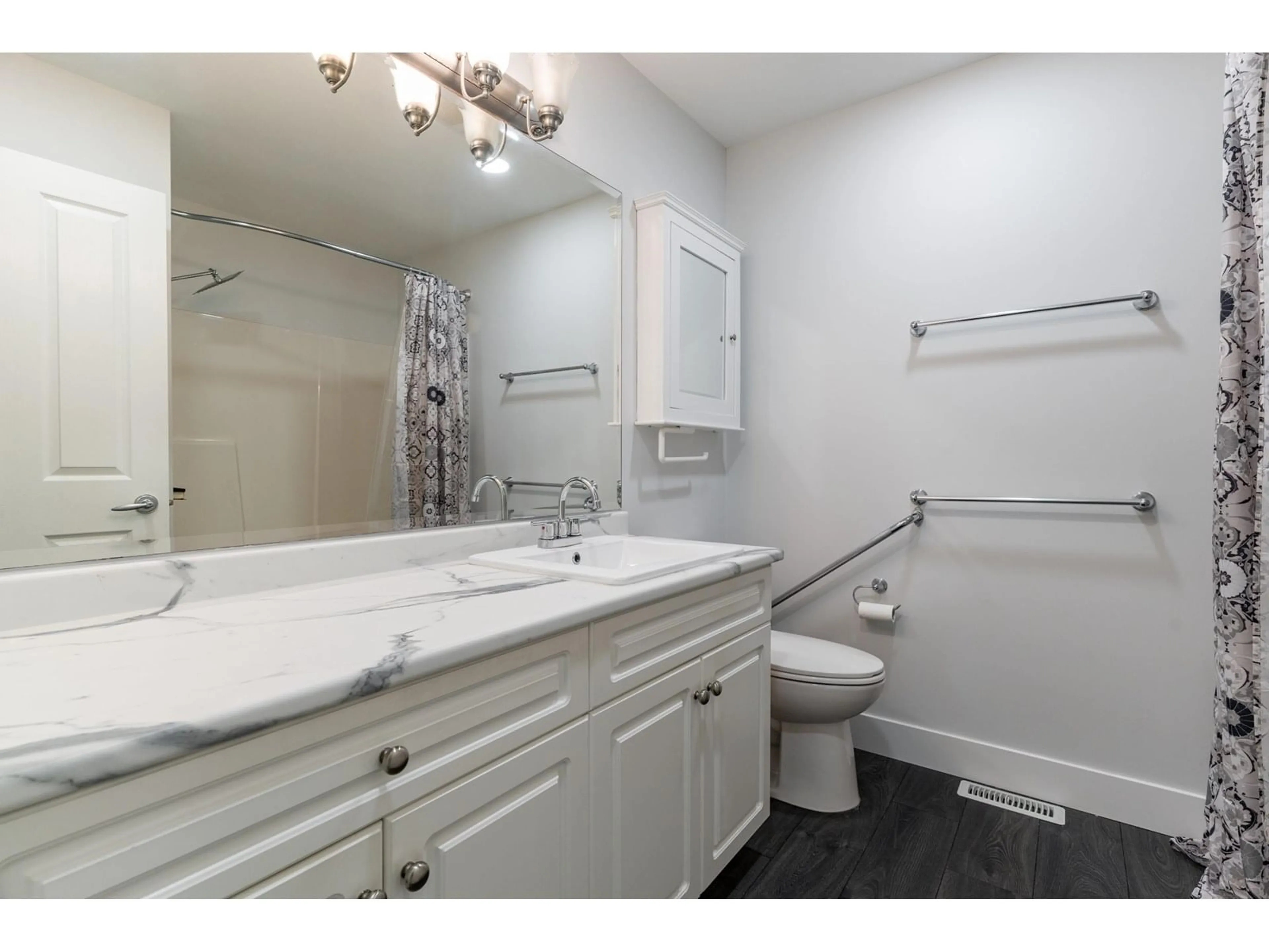 Standard bathroom, unknown for 2886 BOXCAR, Abbotsford British Columbia V4X2S5