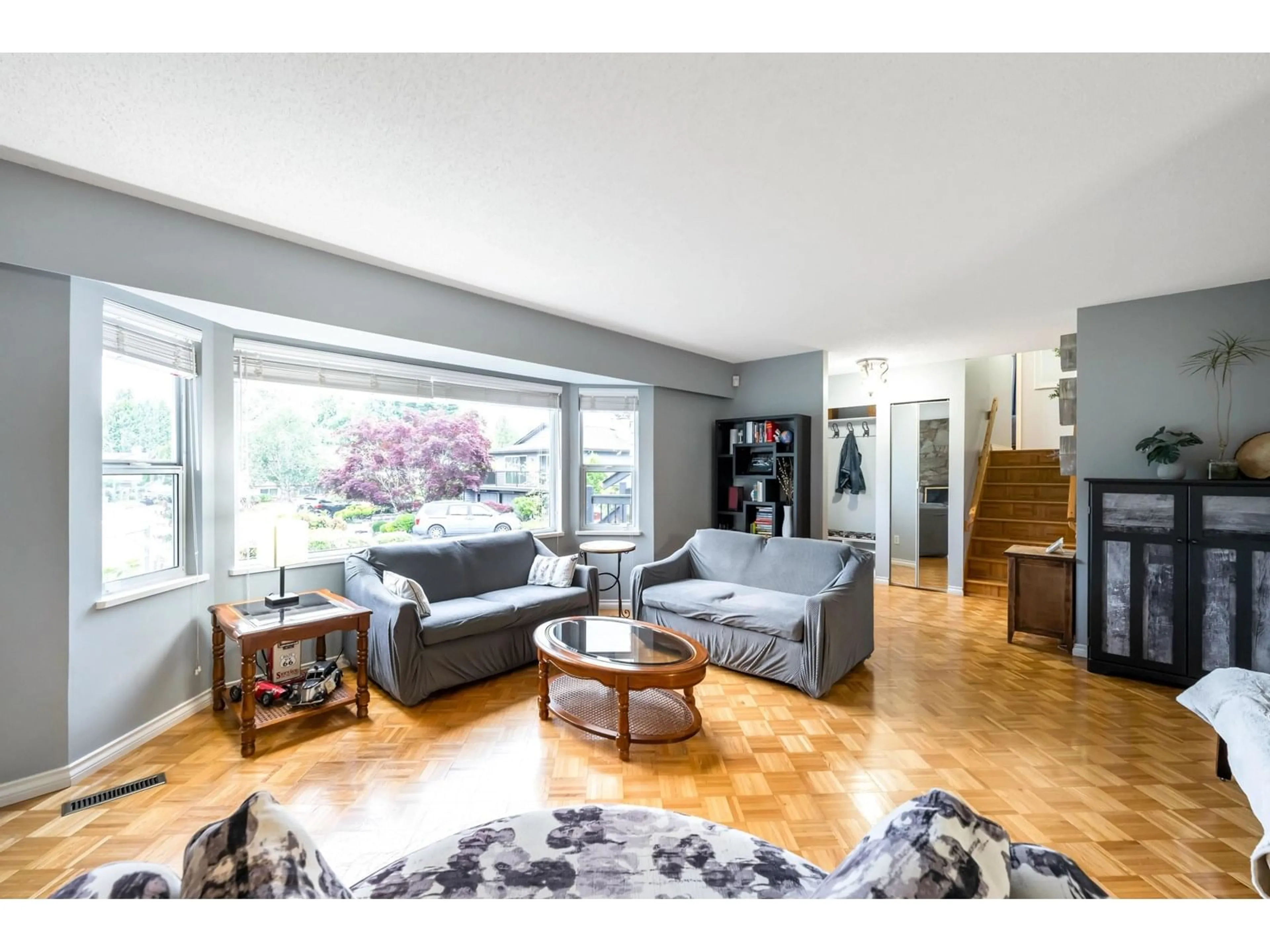 Living room with furniture, wood/laminate floor for 11874 90A, Delta British Columbia V4C3J3