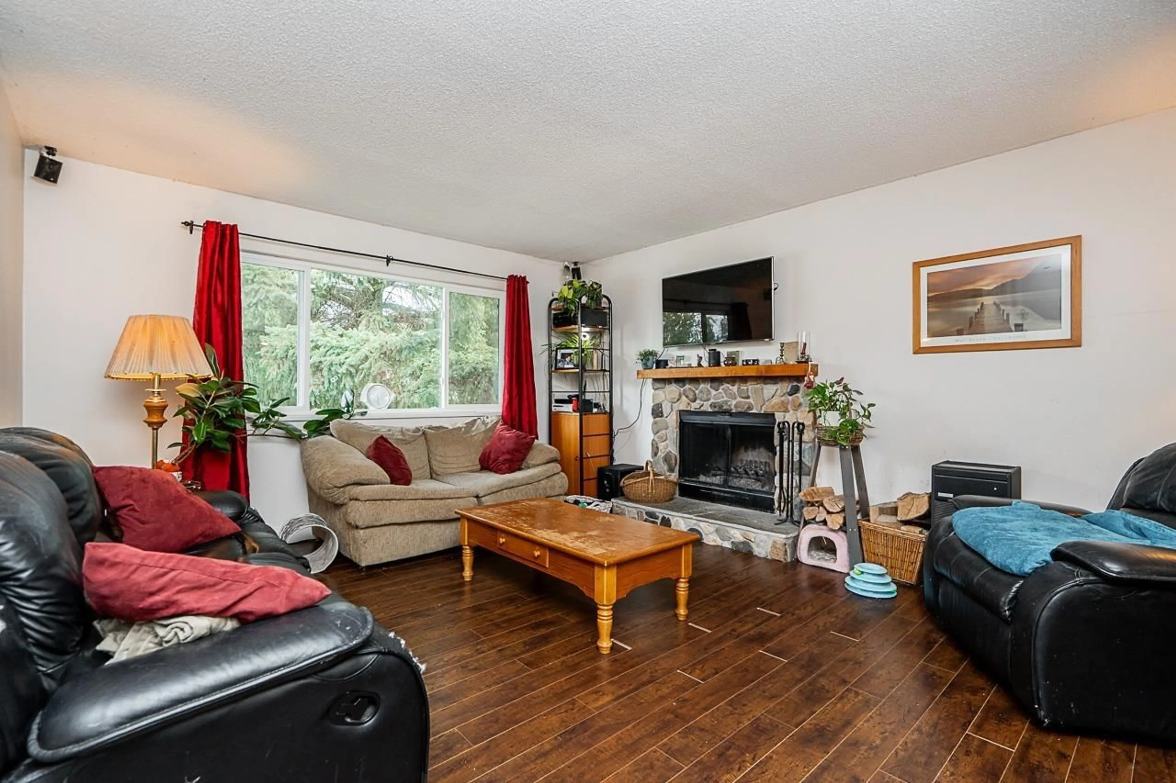 Living room with furniture, wood/laminate floor for 26842 32A, Langley British Columbia V4W3G4