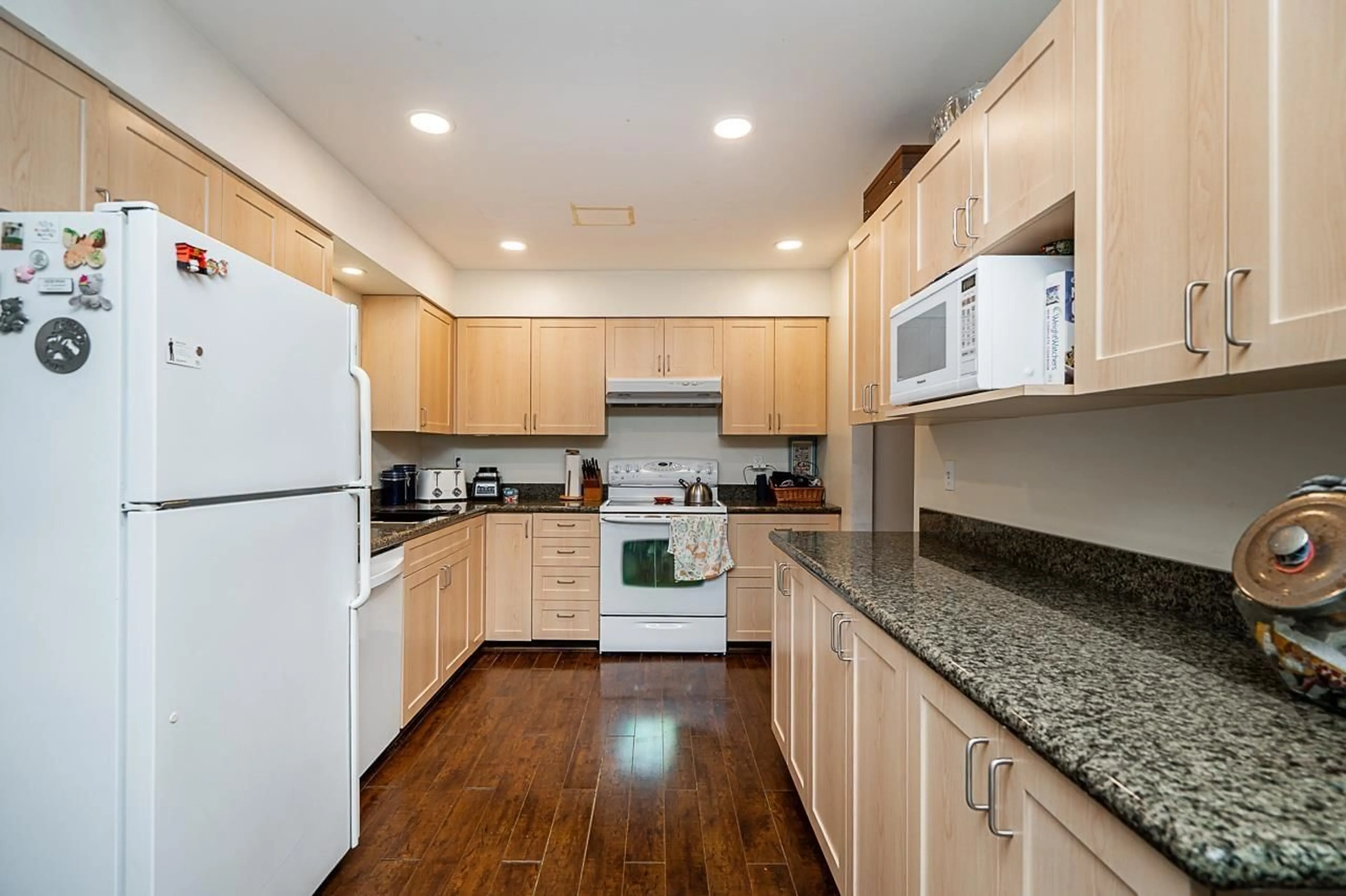Standard kitchen, wood/laminate floor for 26842 32A, Langley British Columbia V4W3G4