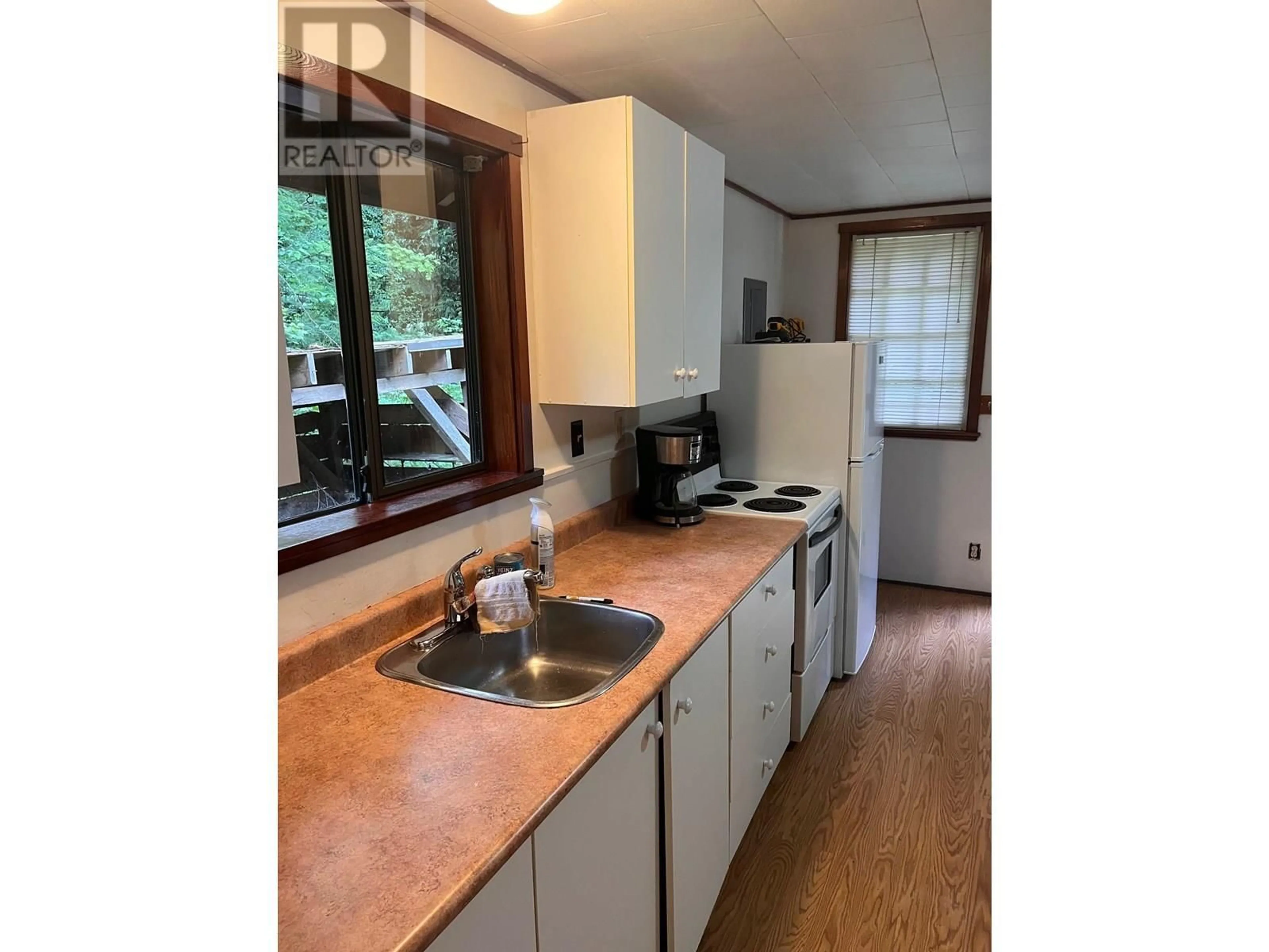 Standard kitchen, wood/laminate floor for 980 WOODLEY ROAD, Roberts Creek British Columbia V0N2W4