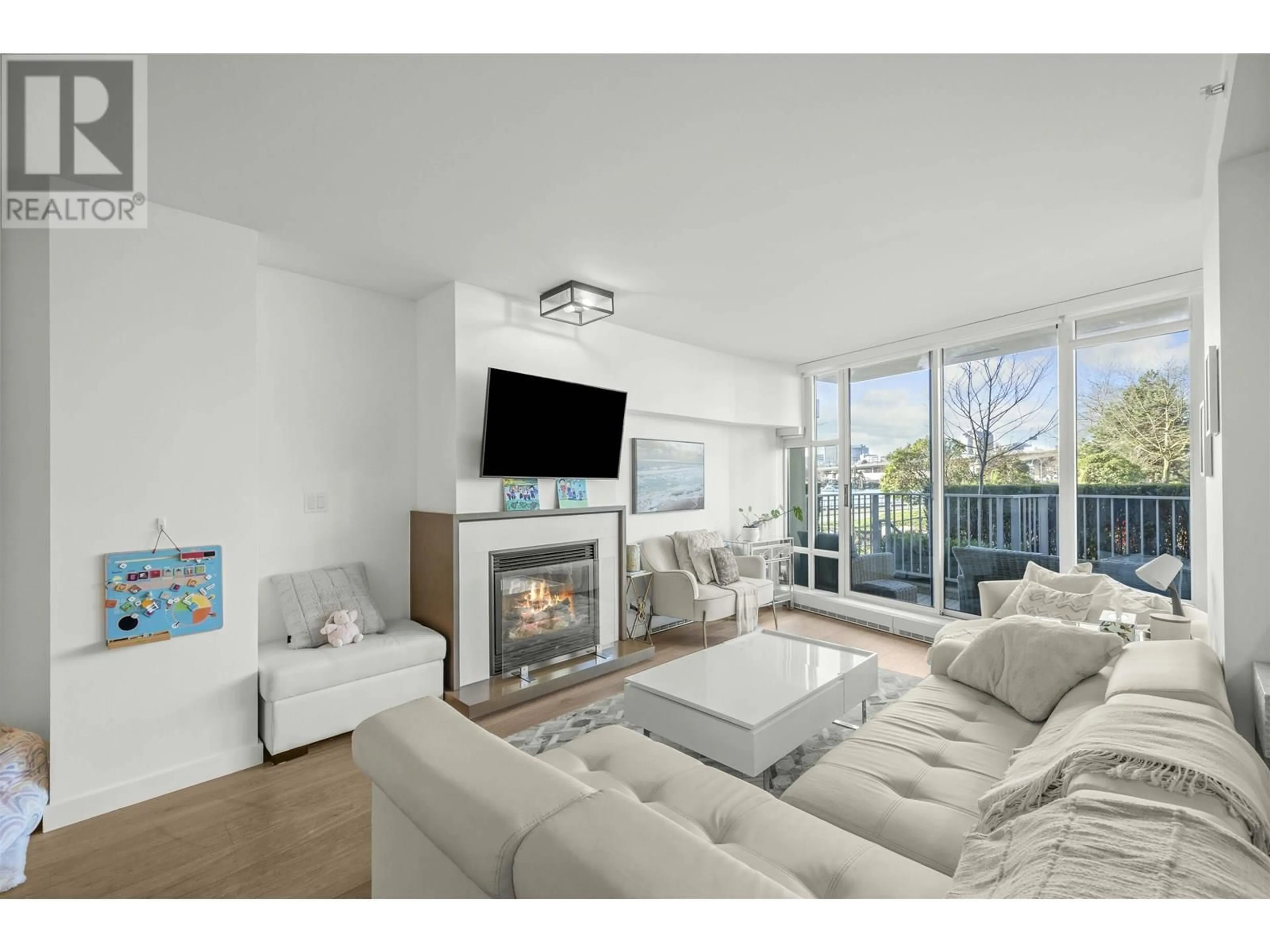 Living room with furniture, unknown for 106 - 8 SMITHE MEWS, Vancouver British Columbia V6B0A5