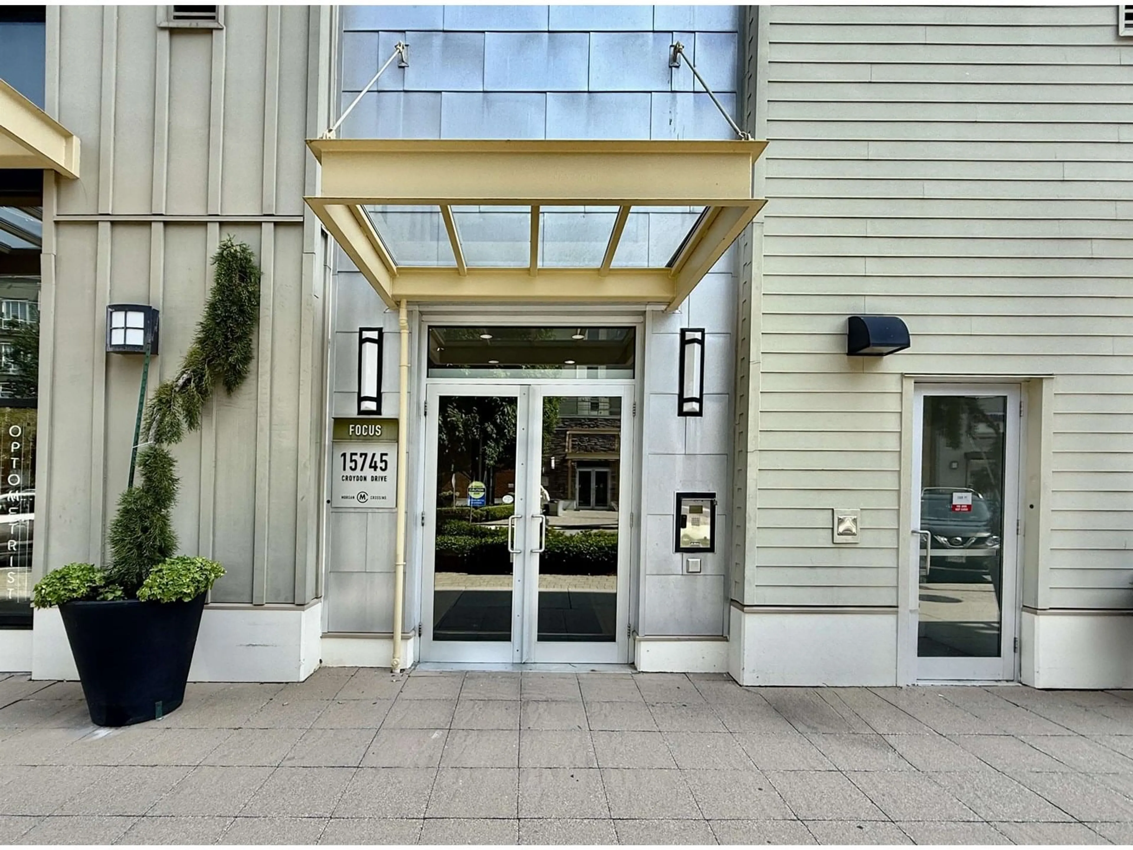 Indoor foyer for 205 - 15745 CROYDON, Surrey British Columbia V3Z2L5