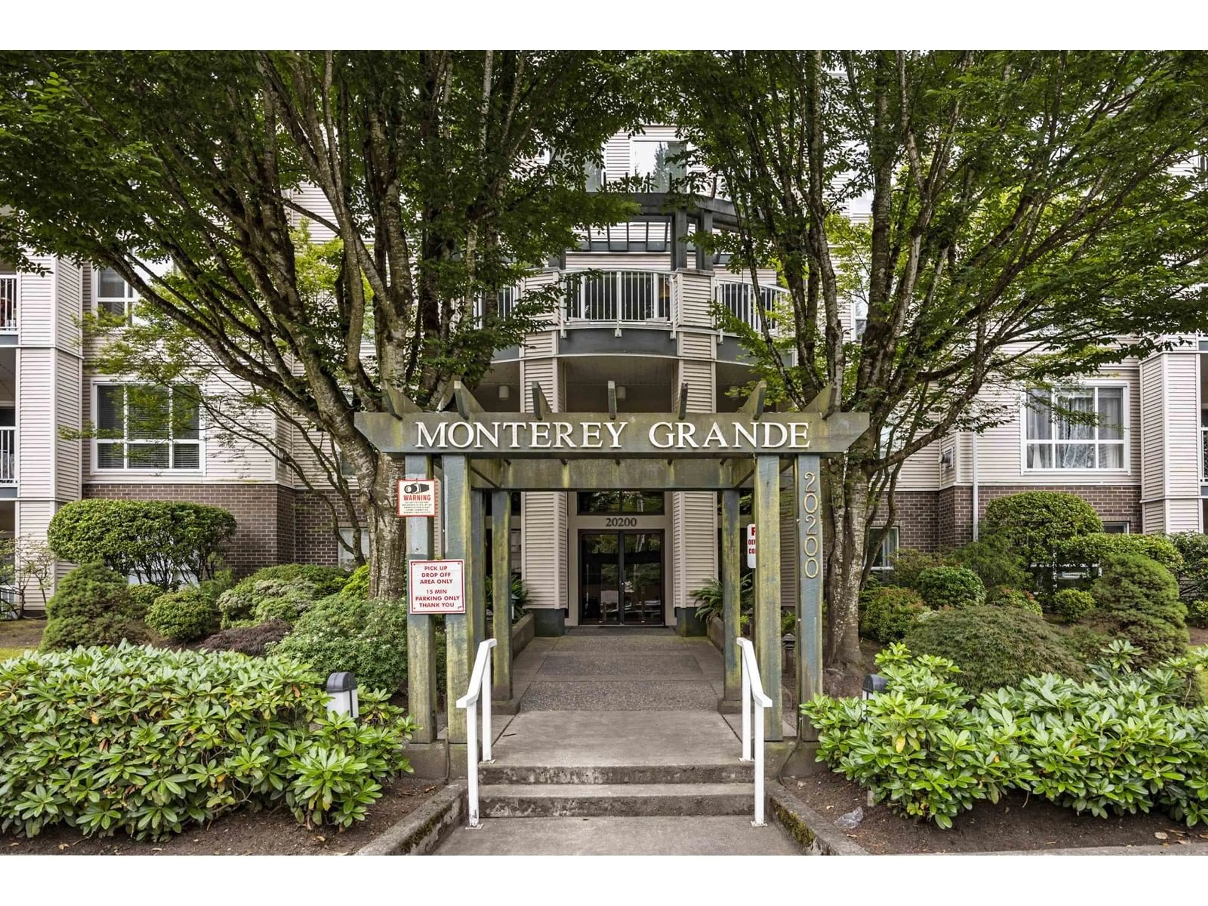 Indoor entryway for 403 - 20200 54A, Langley British Columbia V3A3W7