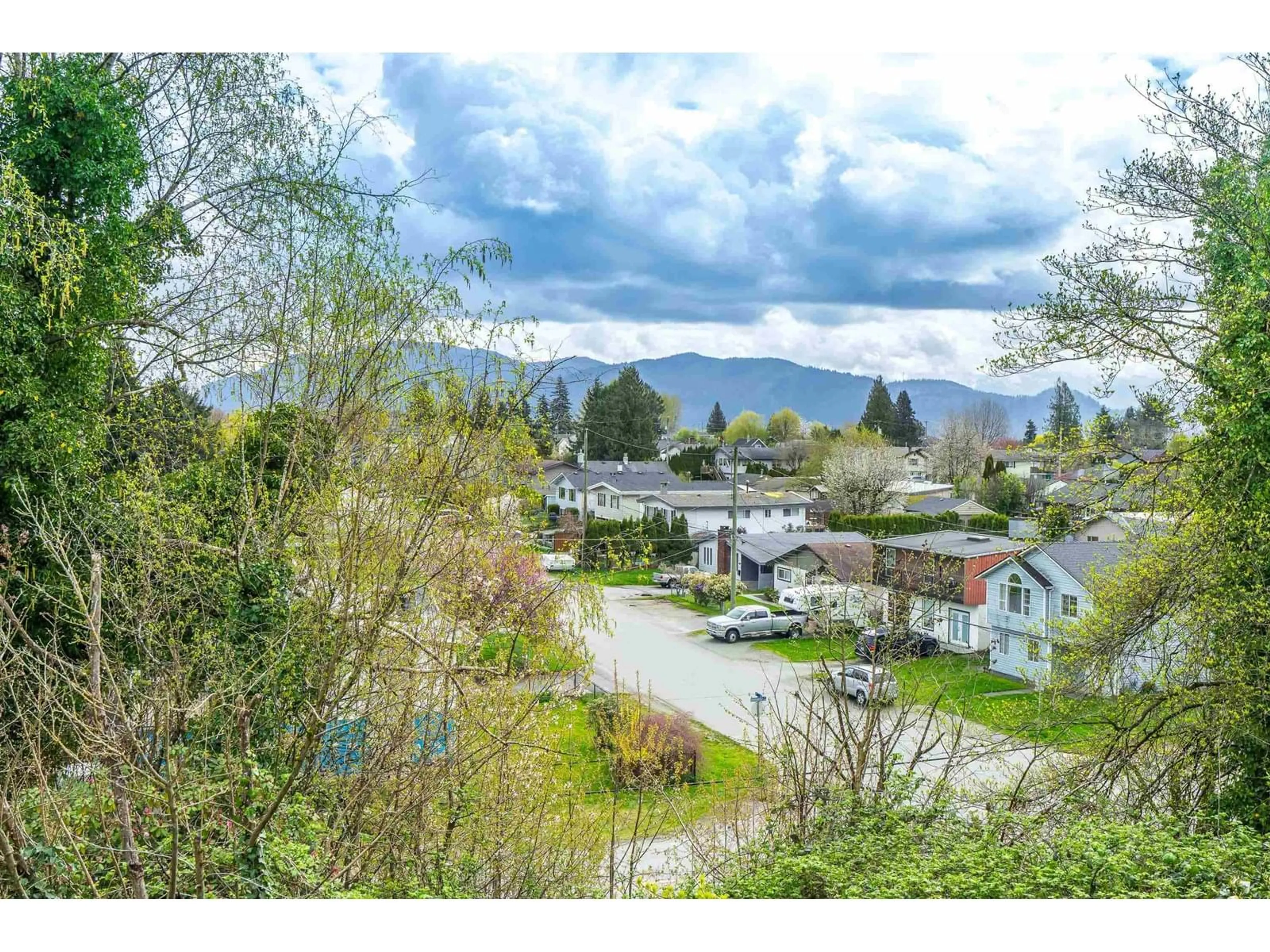 A pic from outside/outdoor area/front of a property/back of a property/a pic from drone, mountain view for 33416 HEATHER, Mission British Columbia V2V7M6