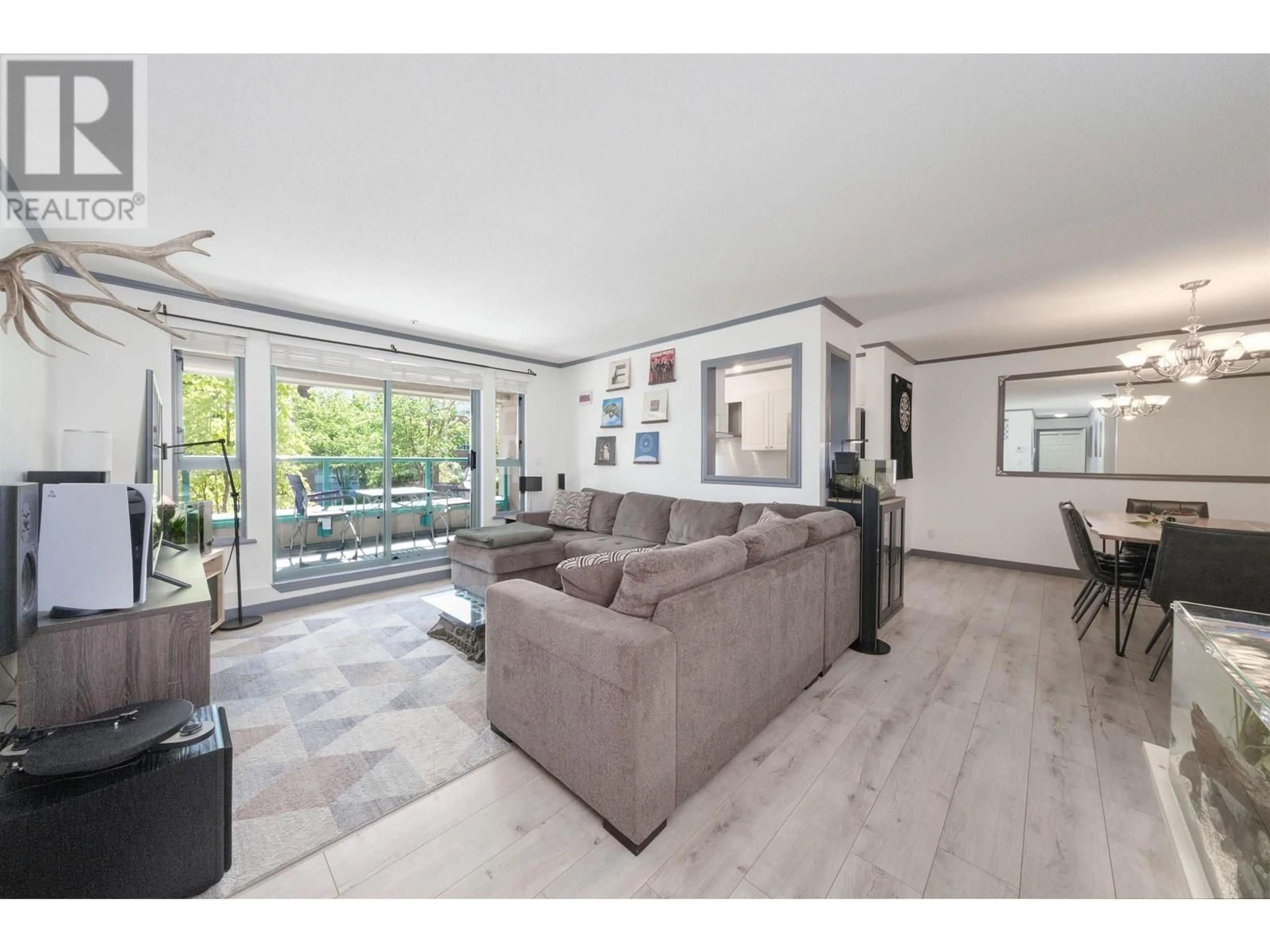 Living room with furniture, unknown for 209 - 223 MOUNTAIN HIGHWAY, North Vancouver British Columbia V7J3V3
