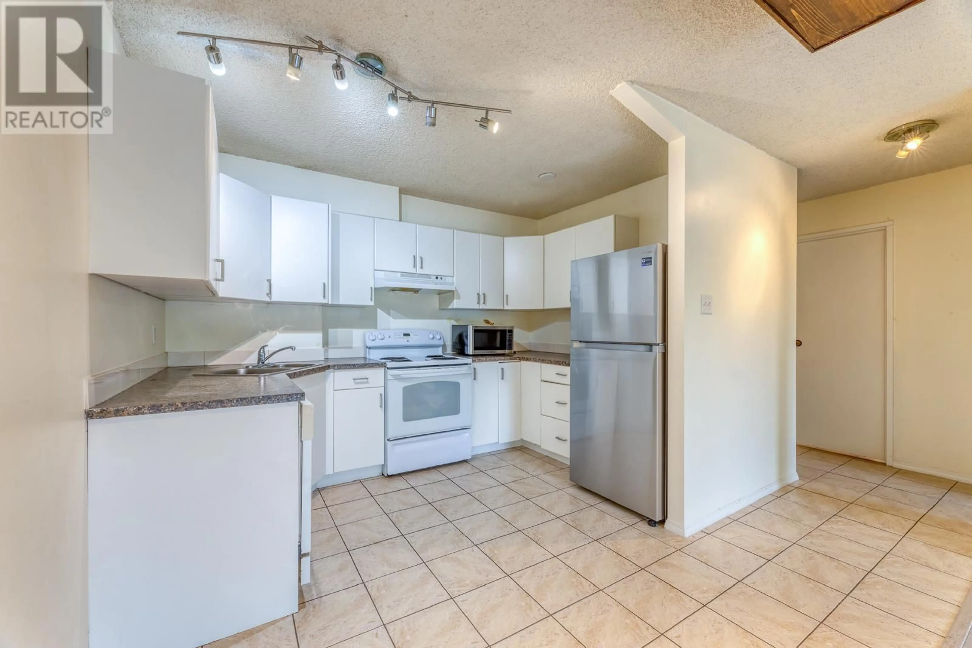 Standard kitchen, unknown for 1020 - 2012 FULLERTON AVENUE, North Vancouver British Columbia V7P3E3