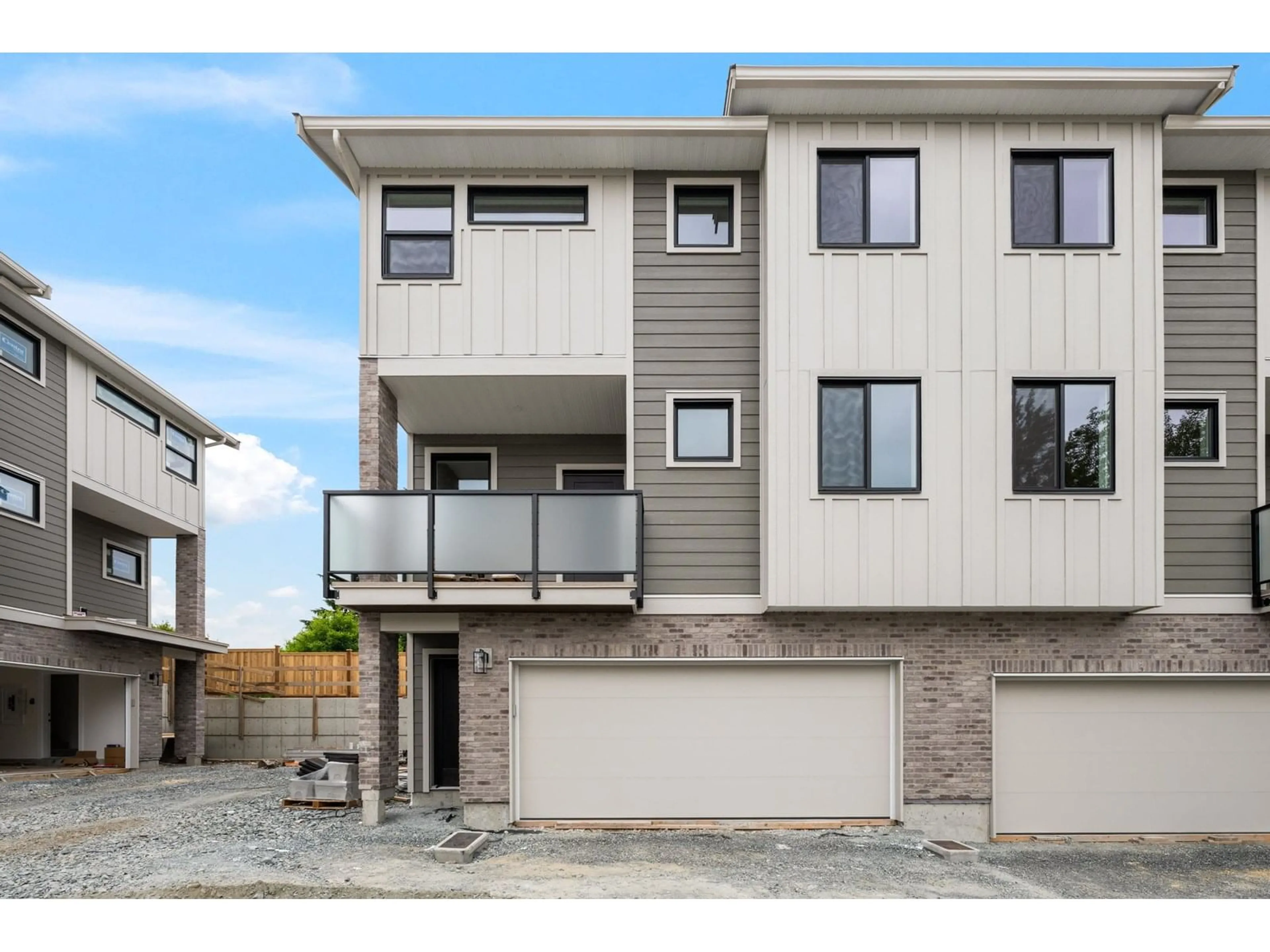 Home with vinyl exterior material, street for 2485 BECK, Abbotsford British Columbia V2S4S3