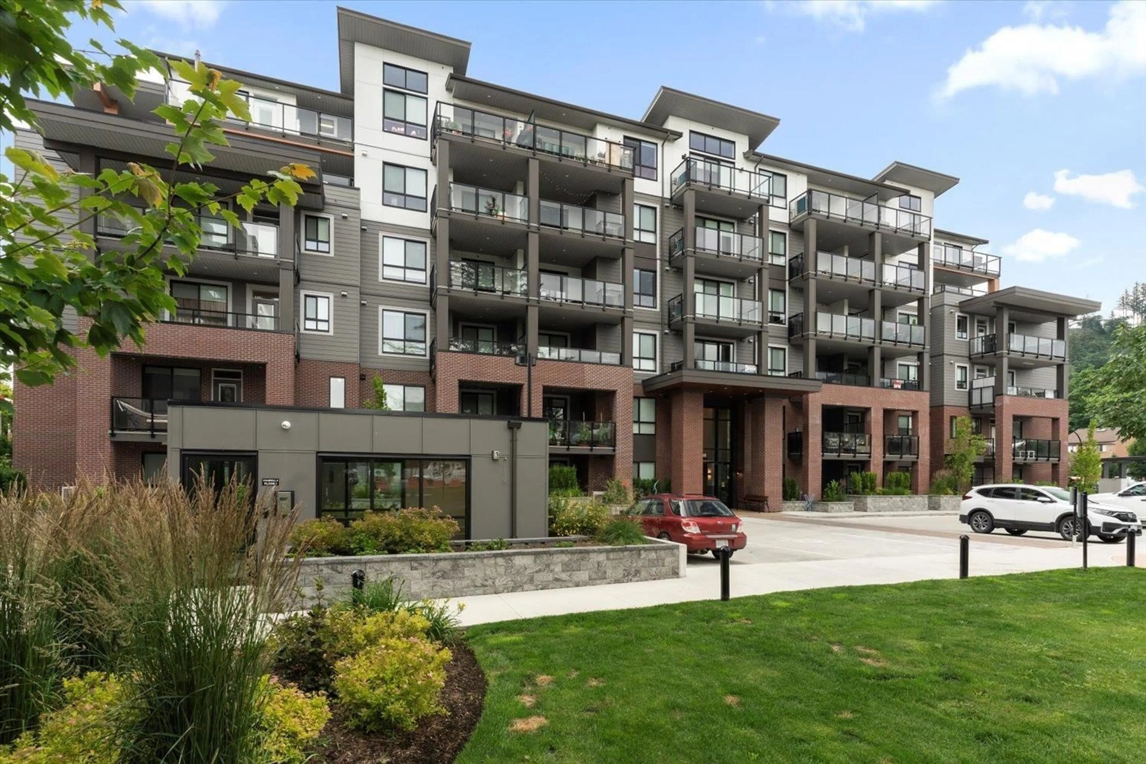 Patio, building for 308 - 45511 CAMPUS DRIVE, Chilliwack British Columbia V2R6K8