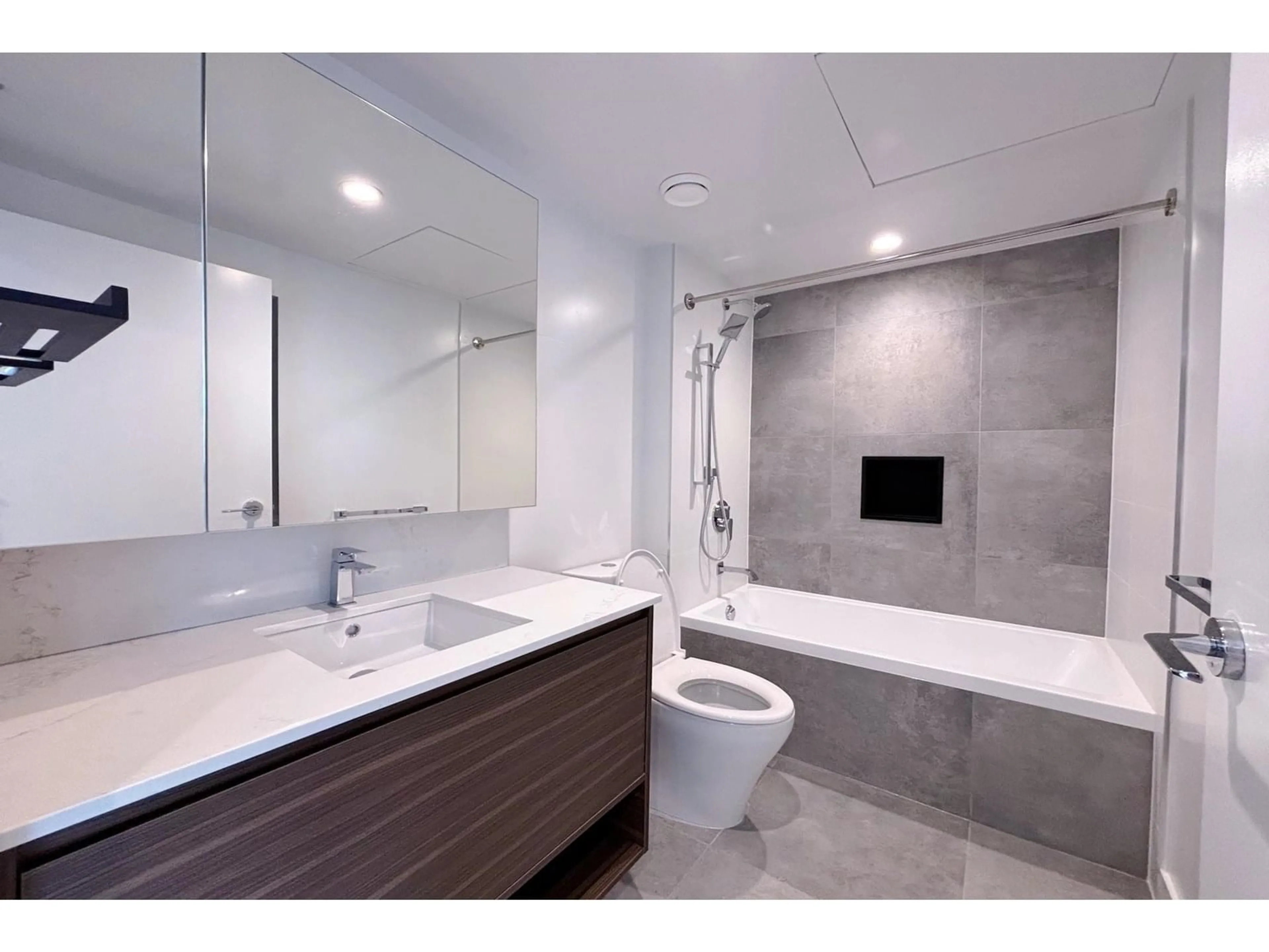 Standard bathroom, ceramic/tile floor for 611 - 13745 GEORGE JUNCTION, Surrey British Columbia V3T0V8