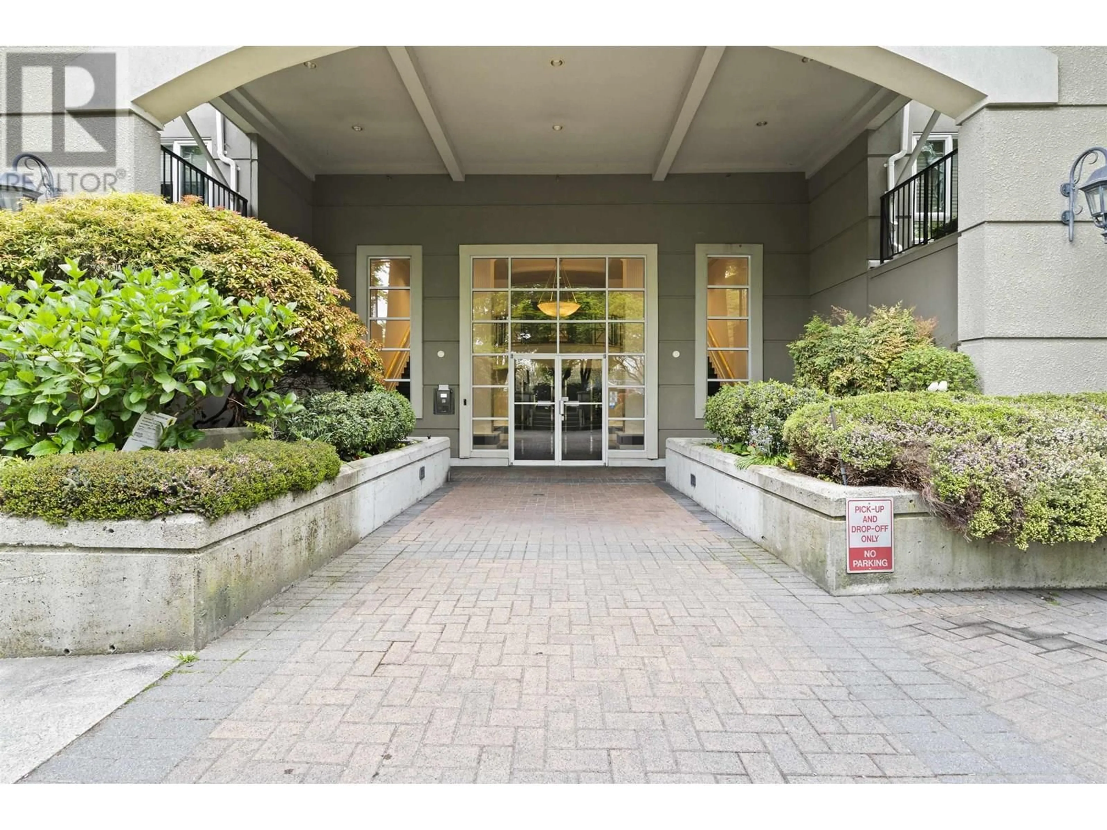 Indoor foyer for 347 - 5888 DOVER CRESCENT, Richmond British Columbia V7C5R9