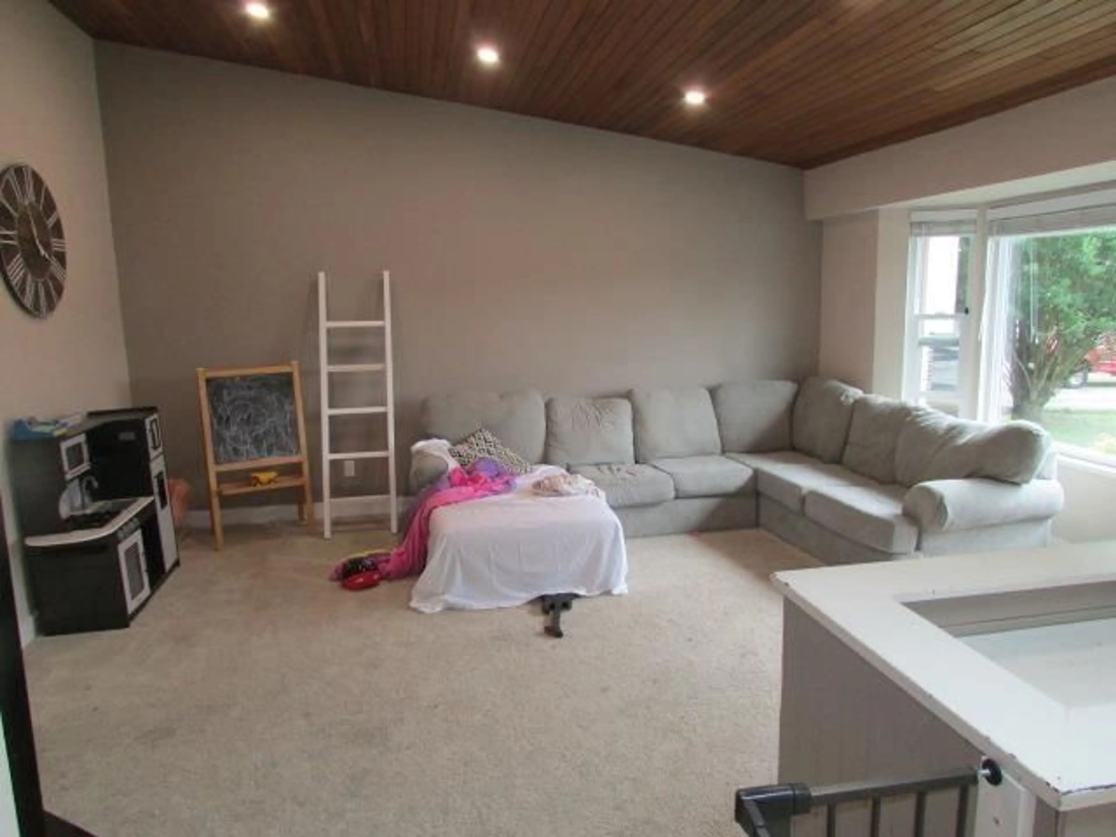 Living room with furniture, unknown for 33032 BANFF, Abbotsford British Columbia V2S7B1