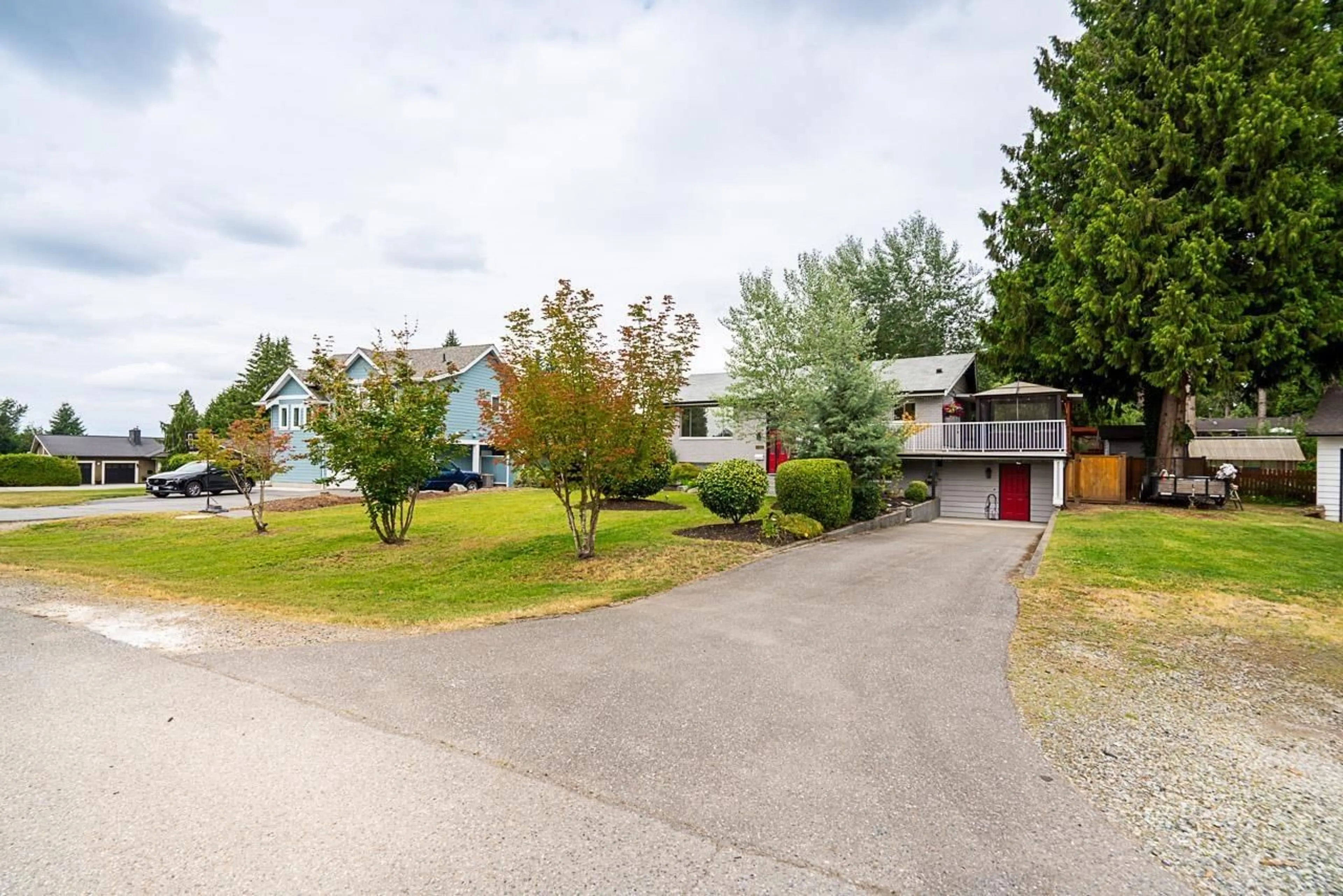 A pic from outside/outdoor area/front of a property/back of a property/a pic from drone, street for 4580 UPLANDS, Langley British Columbia V3A4N9