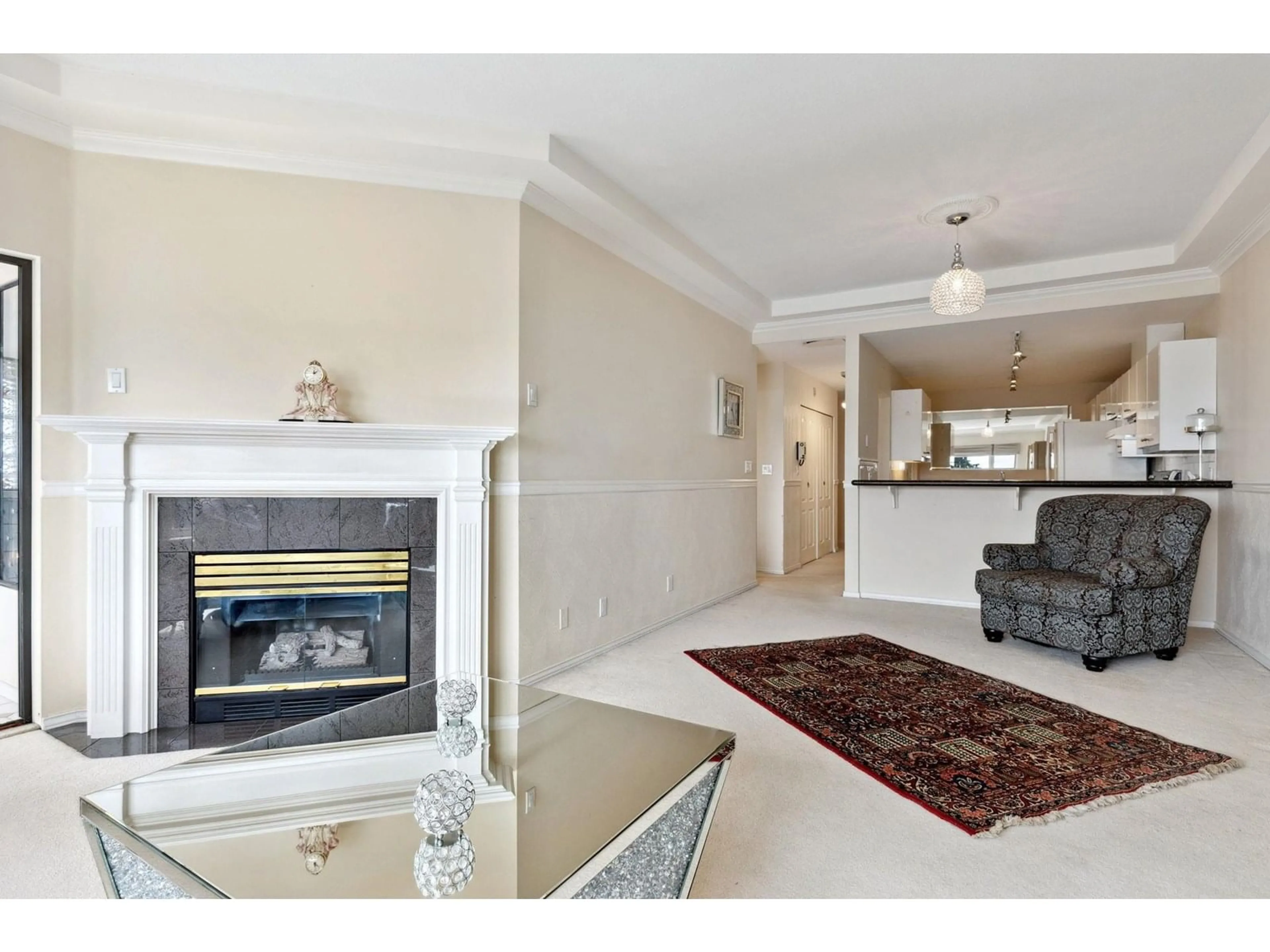 Living room with furniture, ceramic/tile floor for 204 - 15176 BUENA VISTA, White Rock British Columbia V4B1Y3