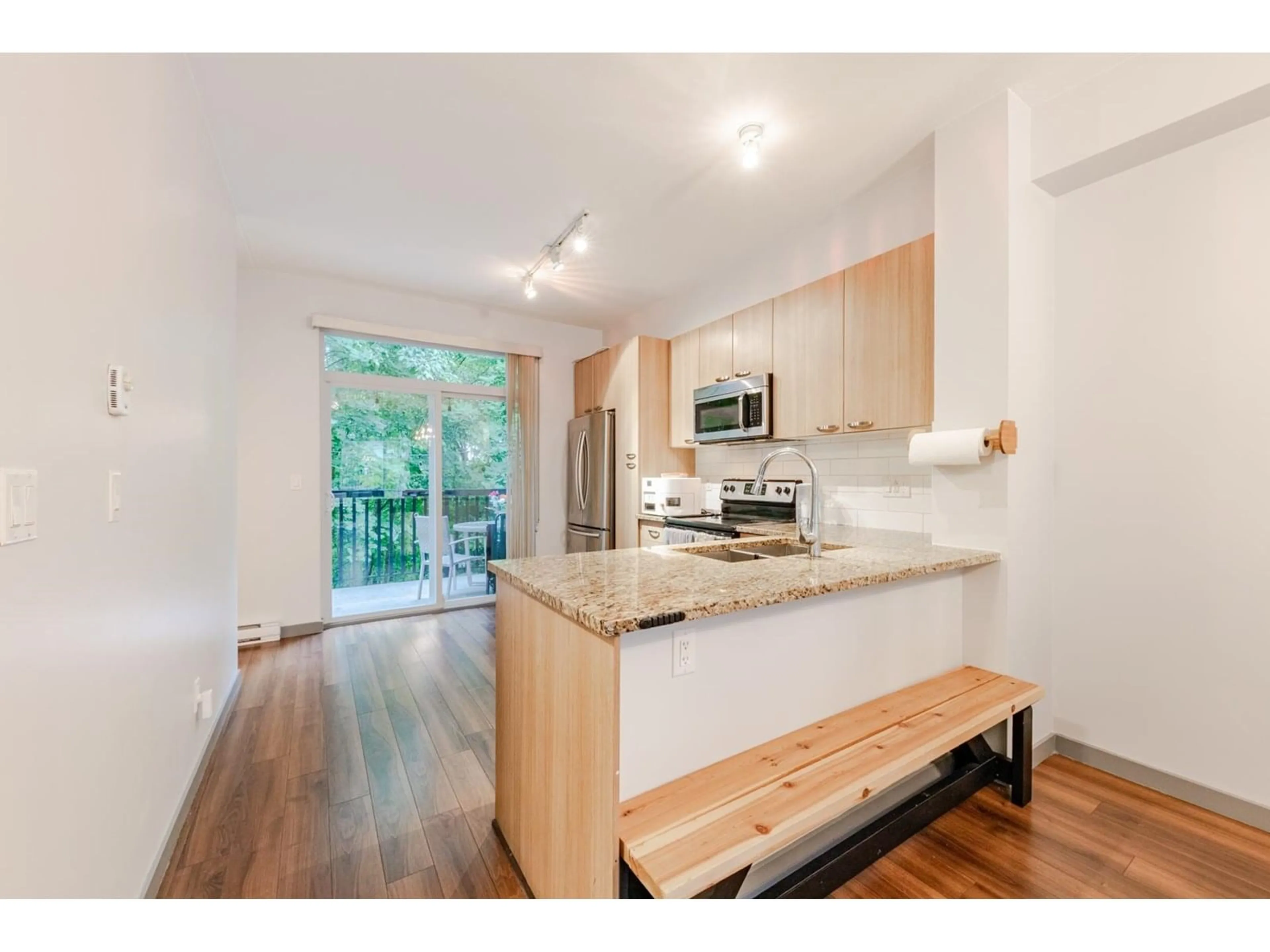 Open concept kitchen, wood/laminate floor for 142 - 14833 61, Surrey British Columbia V3S6T6