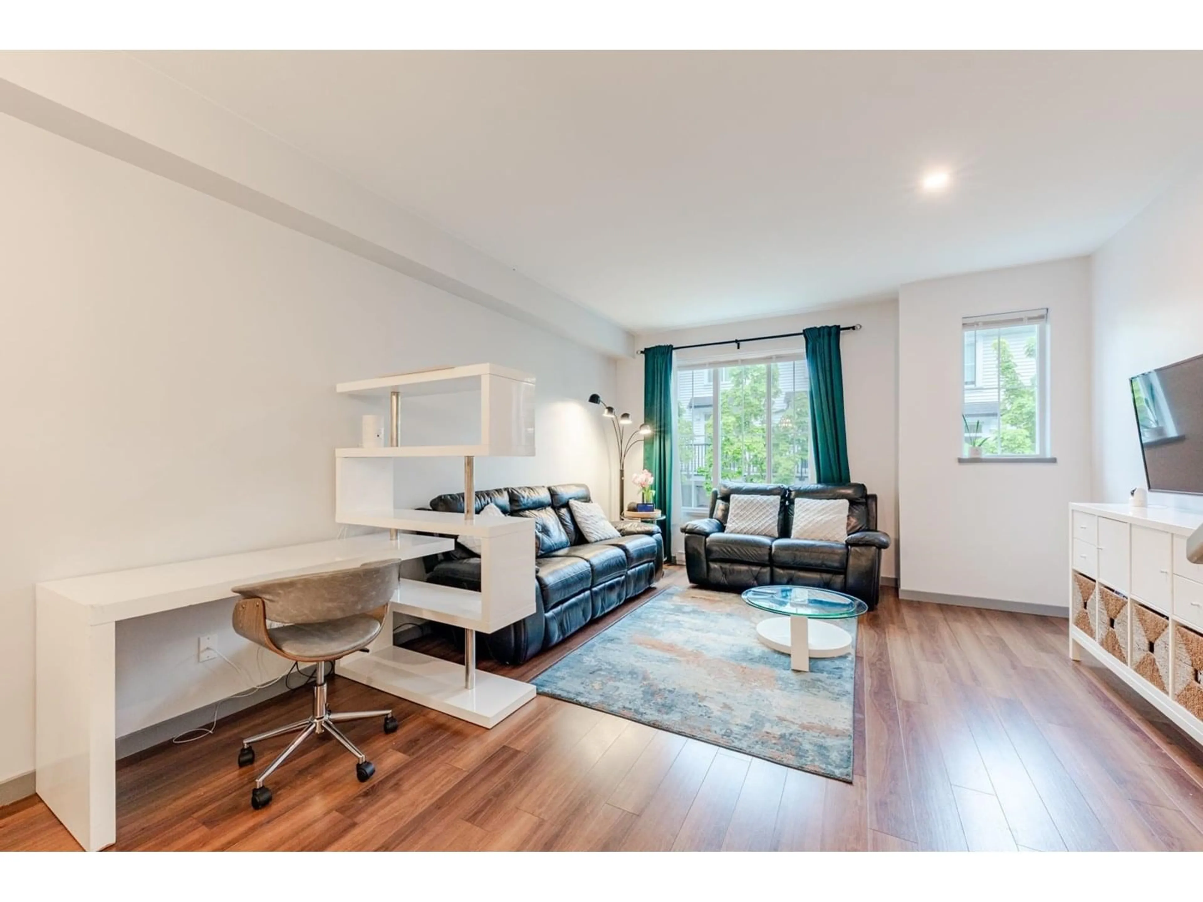 Living room with furniture, wood/laminate floor for 142 - 14833 61, Surrey British Columbia V3S6T6