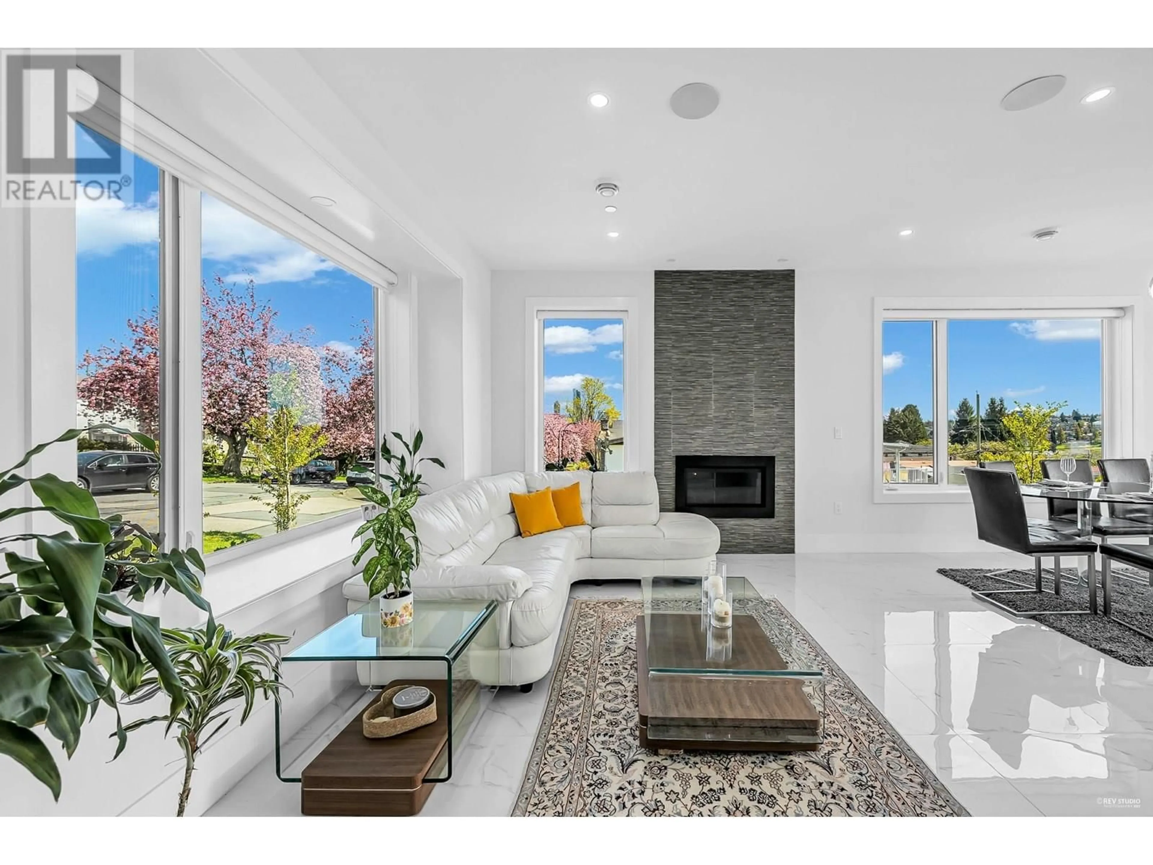 Living room with furniture, ceramic/tile floor for 2996 7TH AVENUE, Vancouver British Columbia V5M1V3