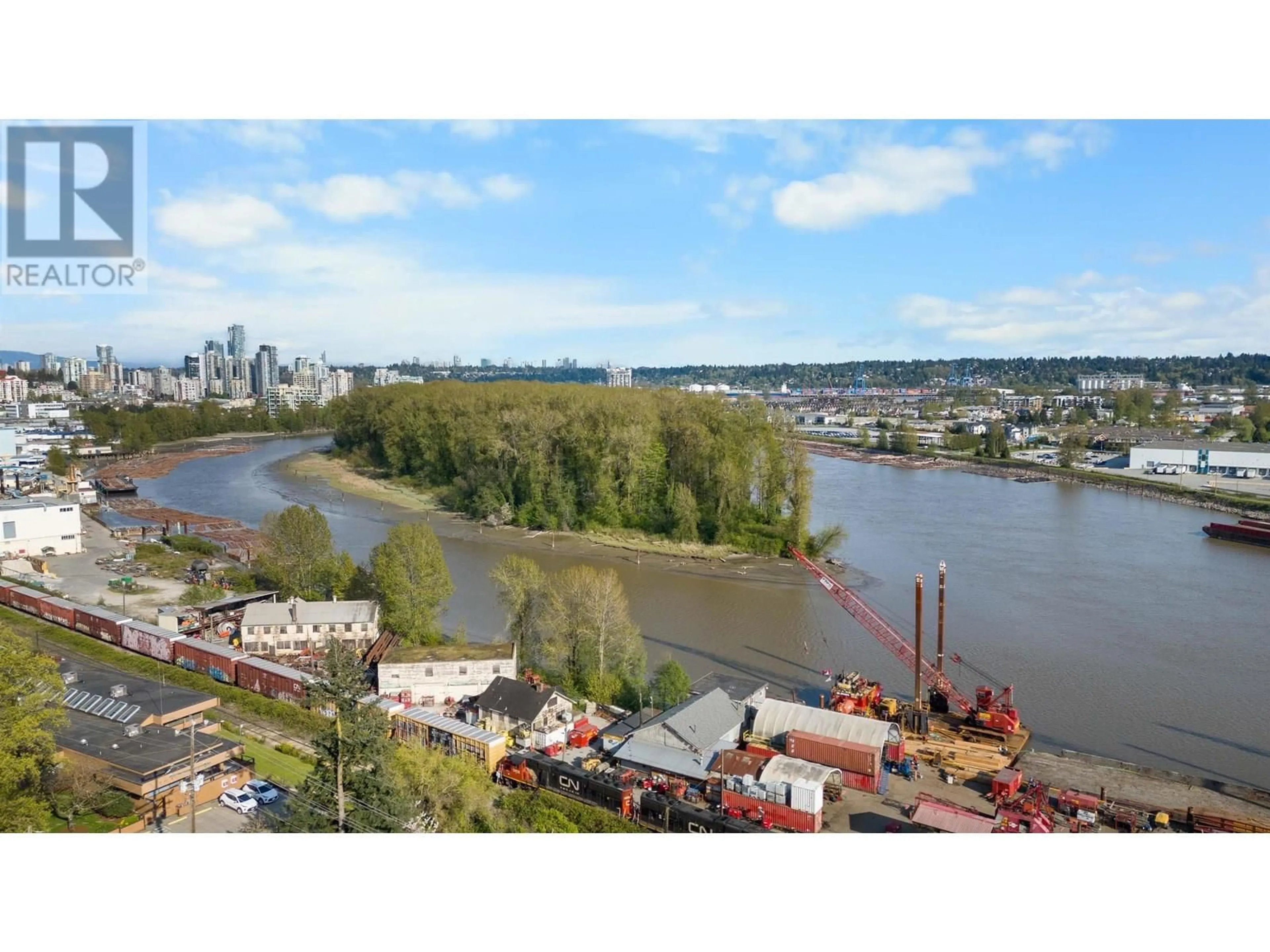 A pic from outside/outdoor area/front of a property/back of a property/a pic from drone, water/lake/river/ocean view for 1 - 1923 RIVER DRIVE, New Westminster British Columbia V3M2B1