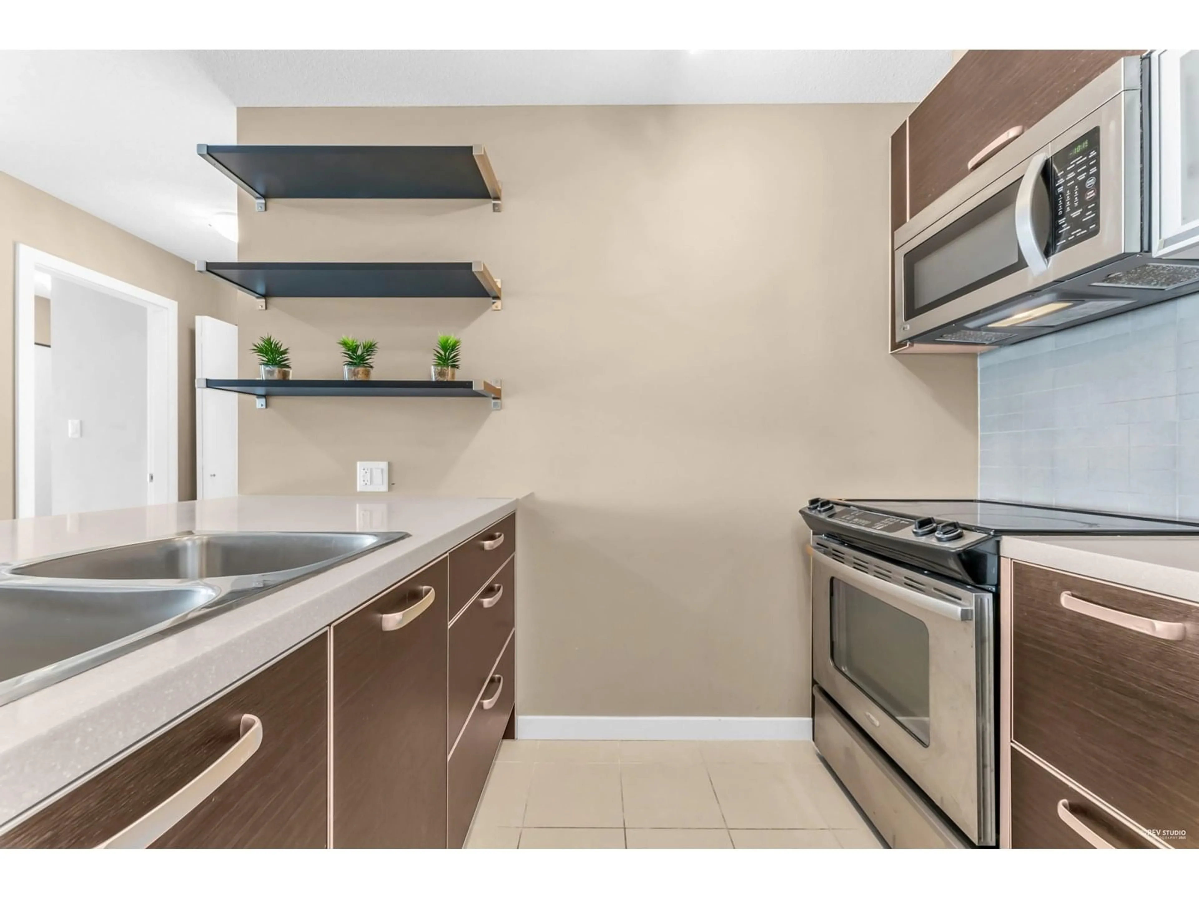 Standard kitchen, unknown for 2909 - 9981 WHALLEY, Surrey British Columbia V3T0H5