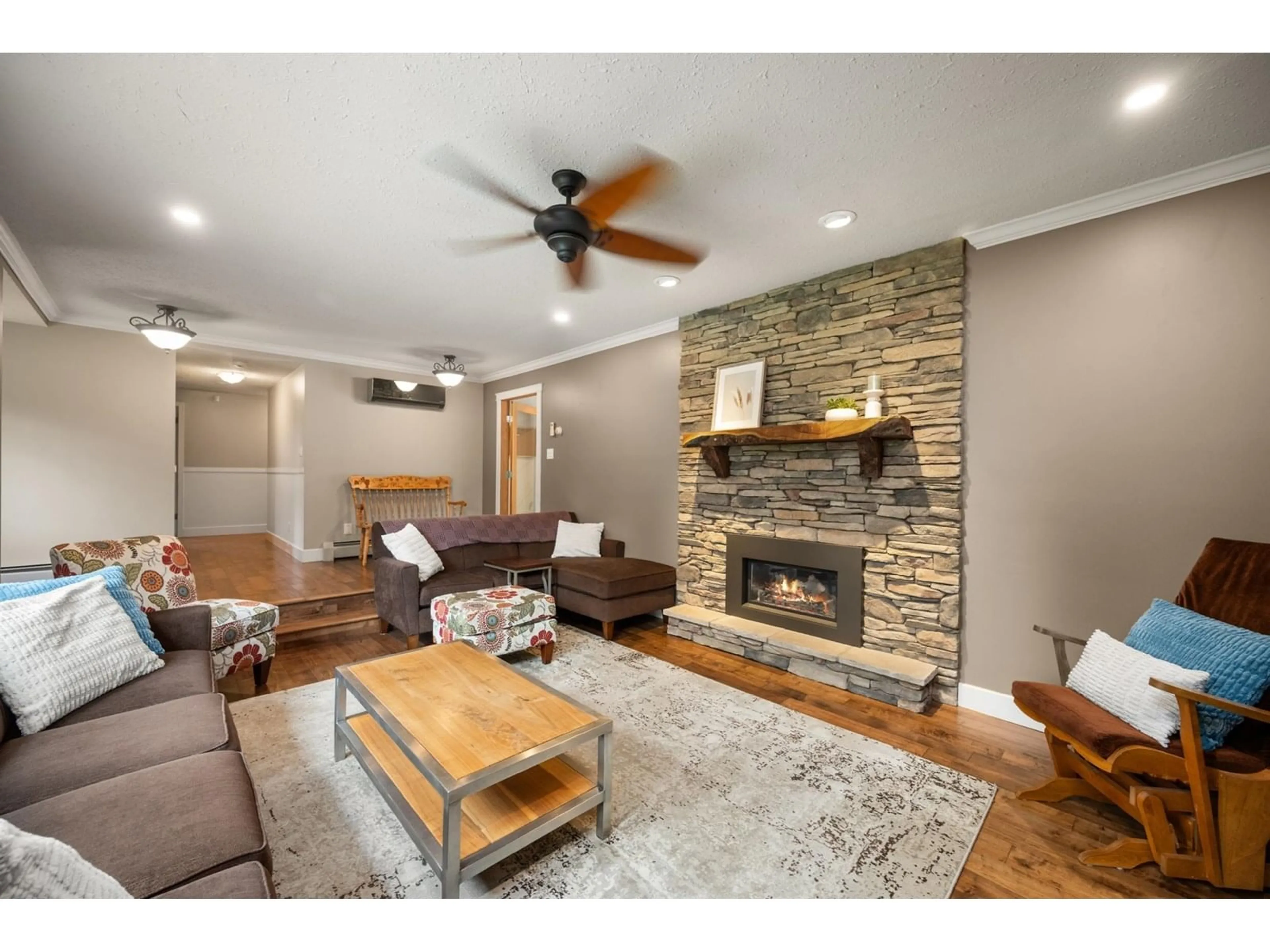 Living room with furniture, wood/laminate floor for 6124 264, Langley British Columbia V4W1P4