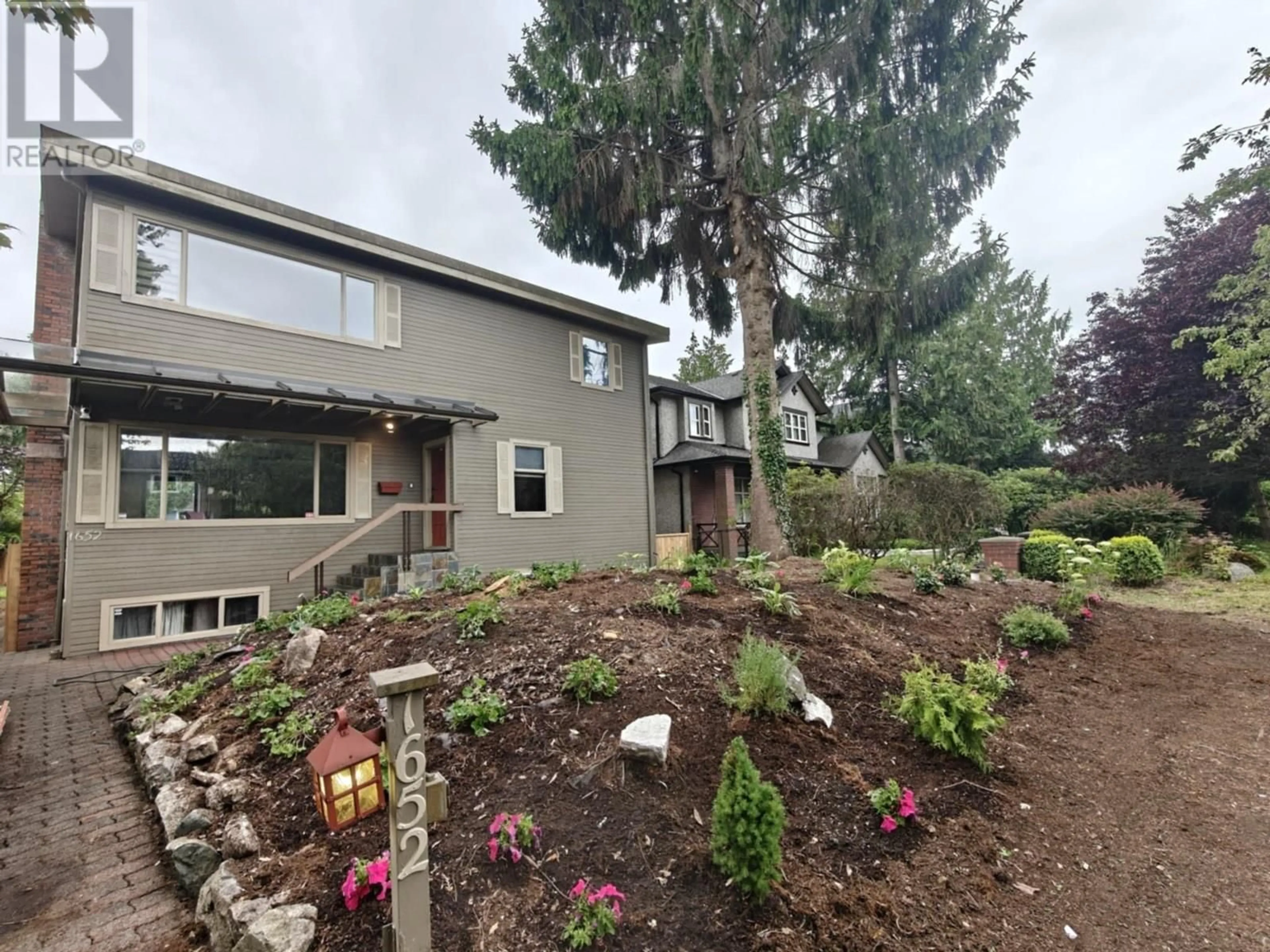 A pic from outside/outdoor area/front of a property/back of a property/a pic from drone, mountain view for 1652 61ST AVENUE, Vancouver British Columbia V6P2C3