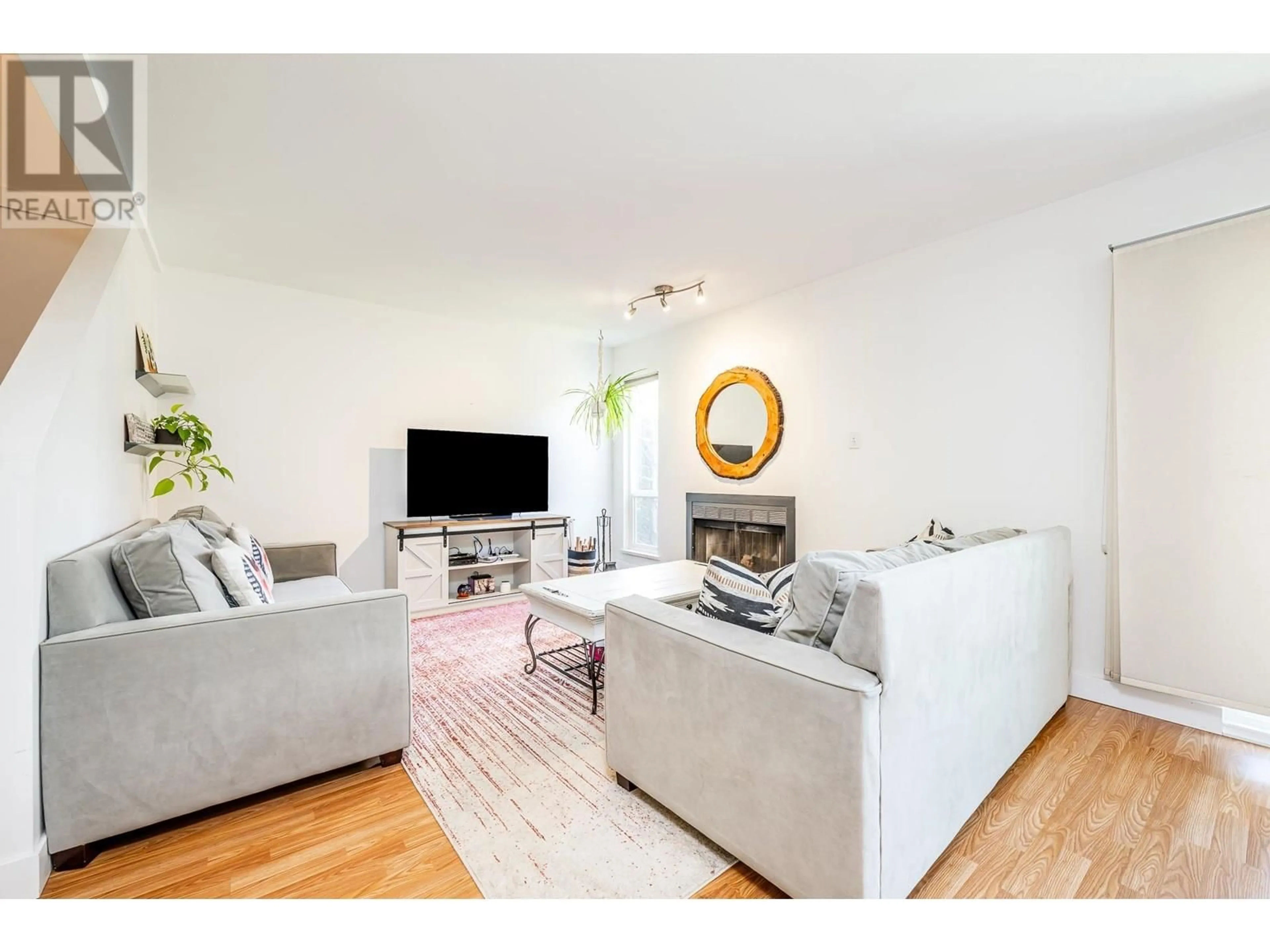 Living room with furniture, wood/laminate floor for 1 - 41449 GOVERNMENT ROAD, Squamish British Columbia V8B0G4