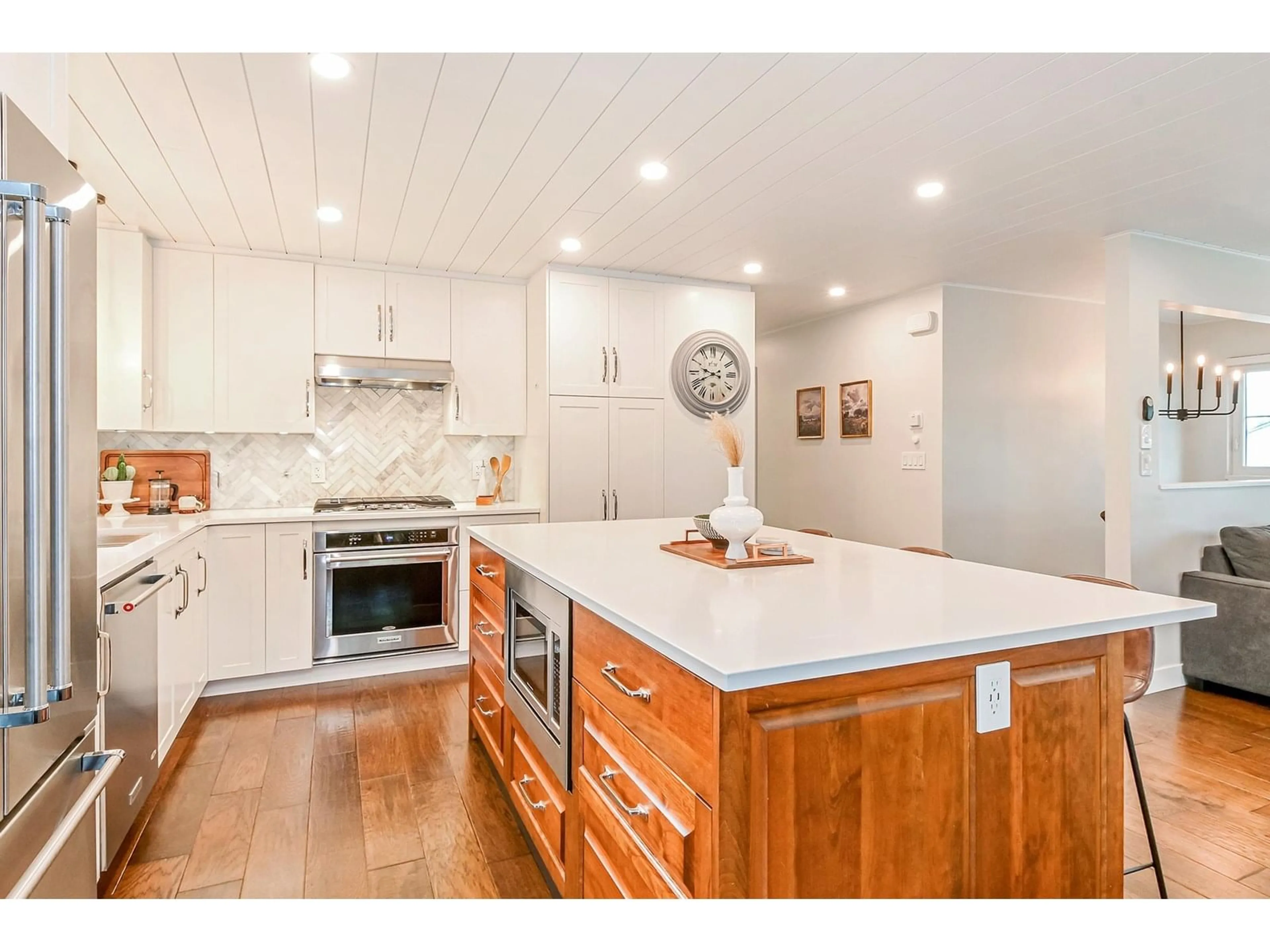 Open concept kitchen, unknown for 21236 94A, Langley British Columbia V1M1M6