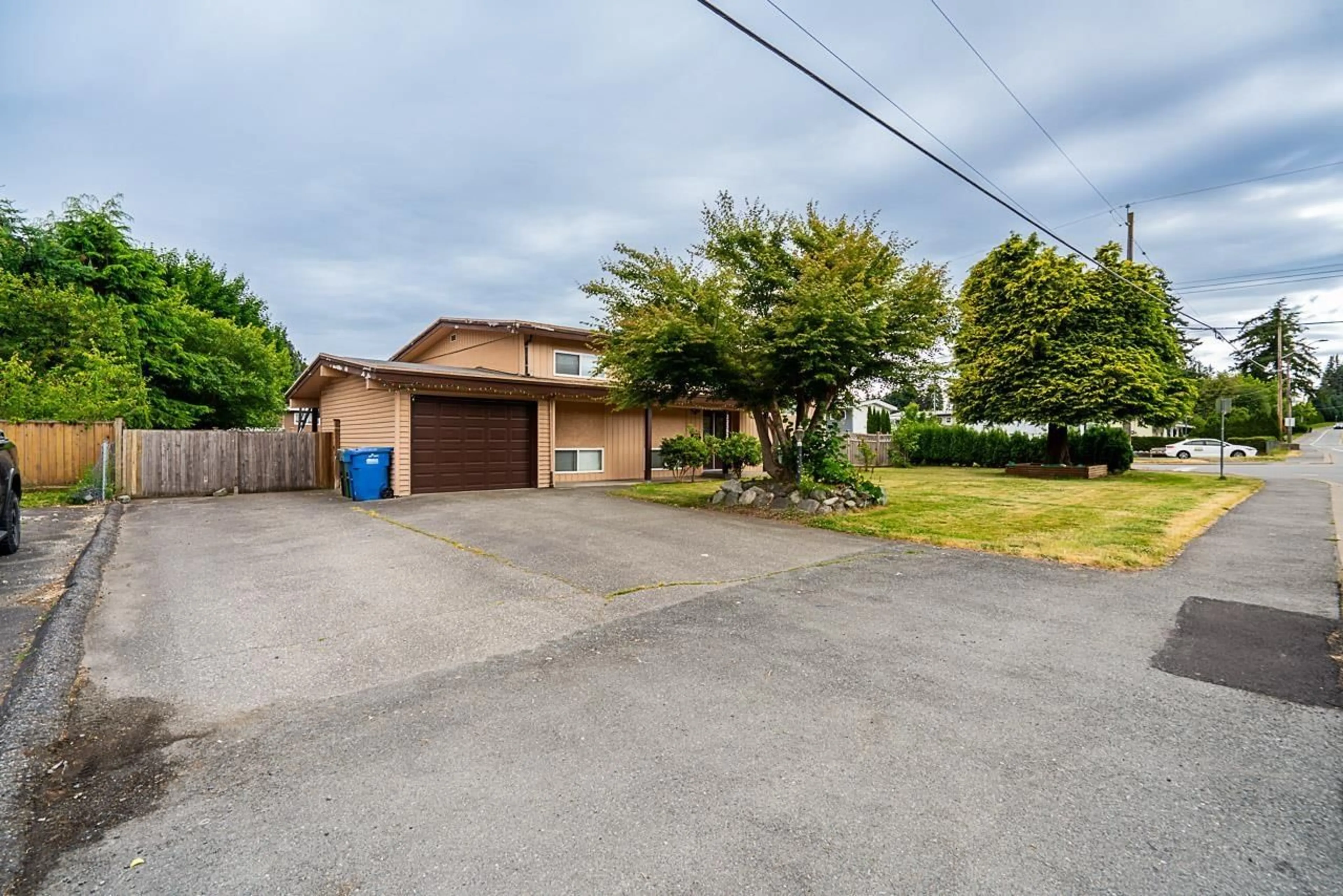A pic from outside/outdoor area/front of a property/back of a property/a pic from drone, street for 32592 BEVAN, Abbotsford British Columbia V2T1G6