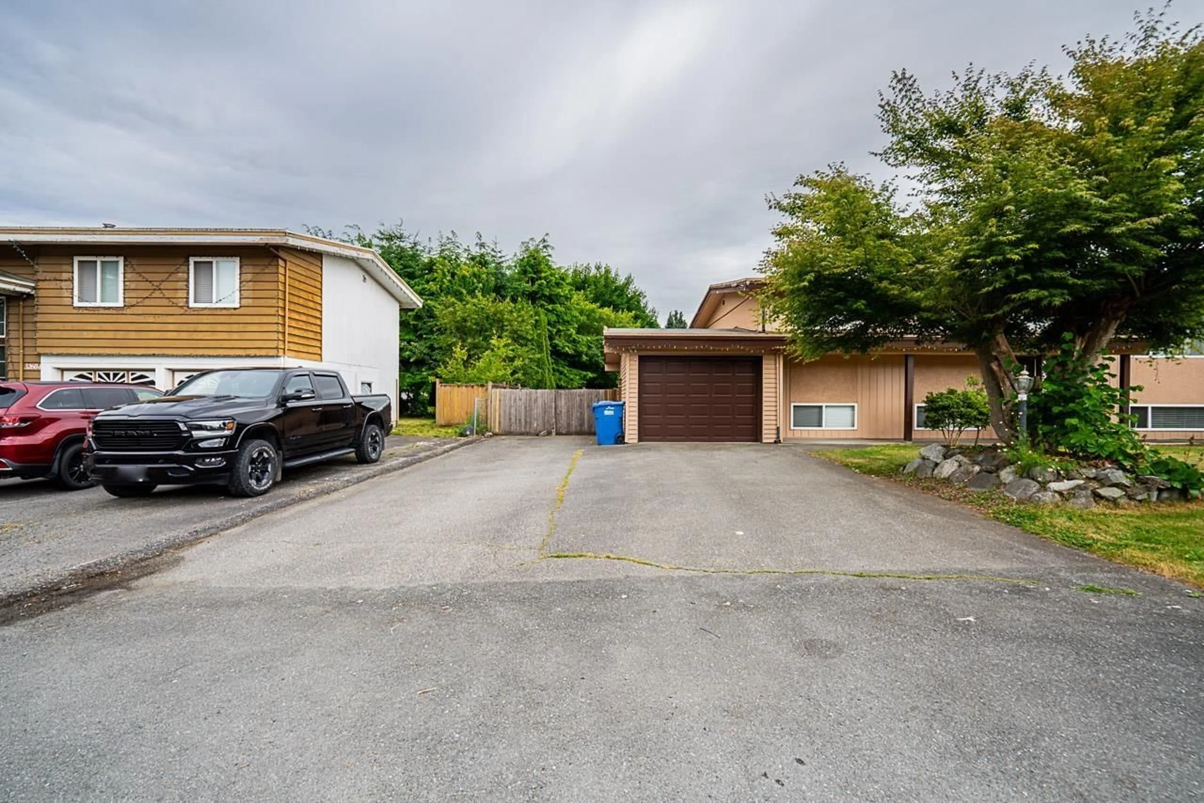 A pic from outside/outdoor area/front of a property/back of a property/a pic from drone, street for 32592 BEVAN, Abbotsford British Columbia V2T1G6