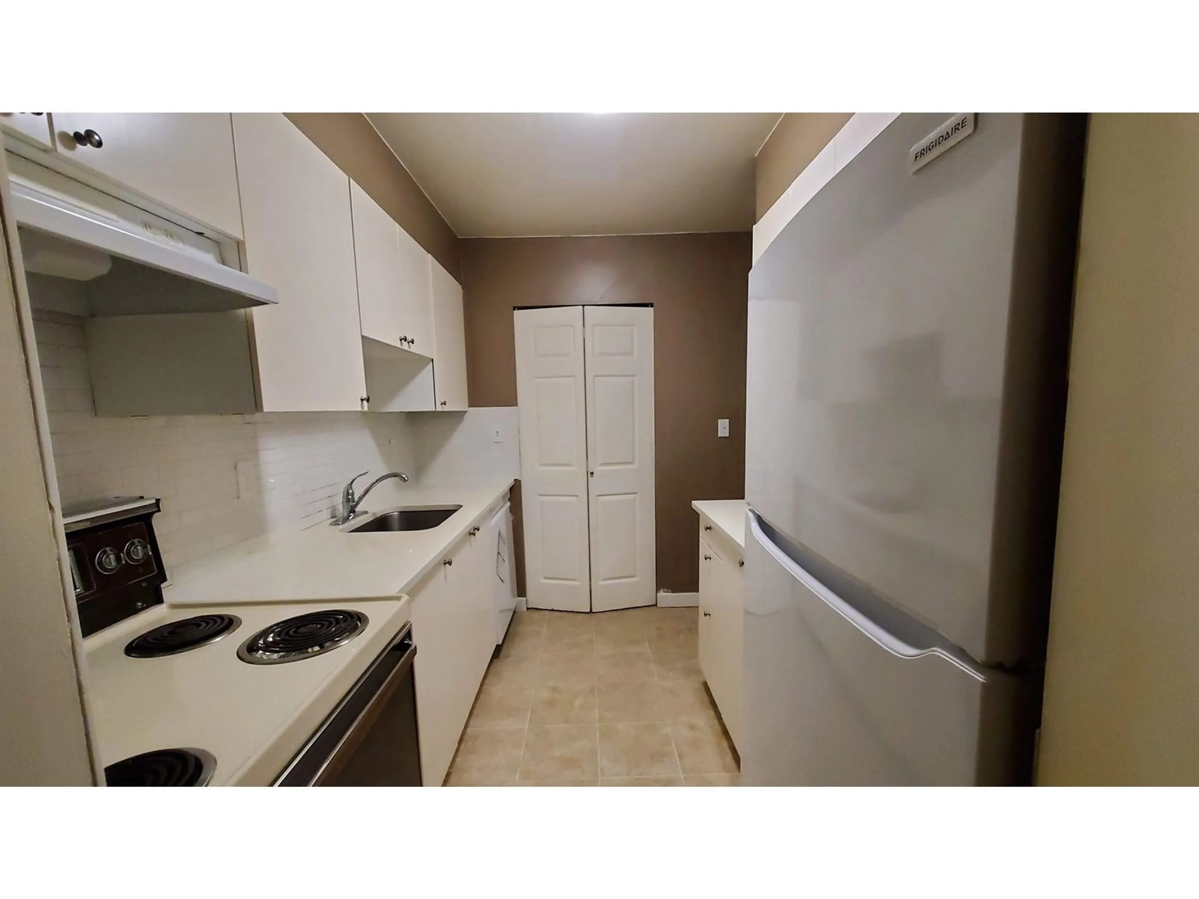 Standard kitchen, wood/laminate floor for 801 - 10620 150, Surrey British Columbia V3R7S1