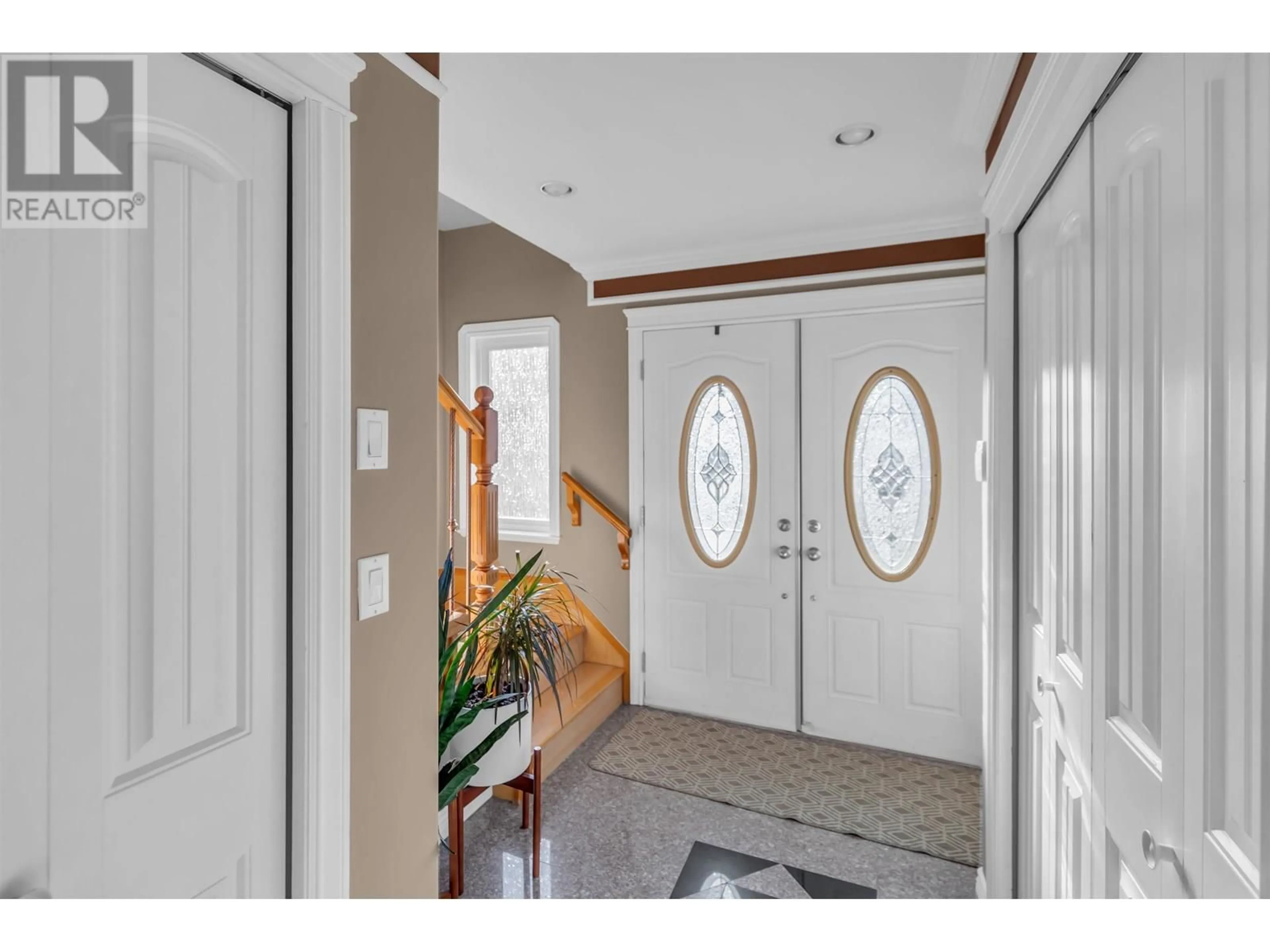Indoor entryway for 4465 CAMBRIDGE STREET, Burnaby British Columbia V5C1H6