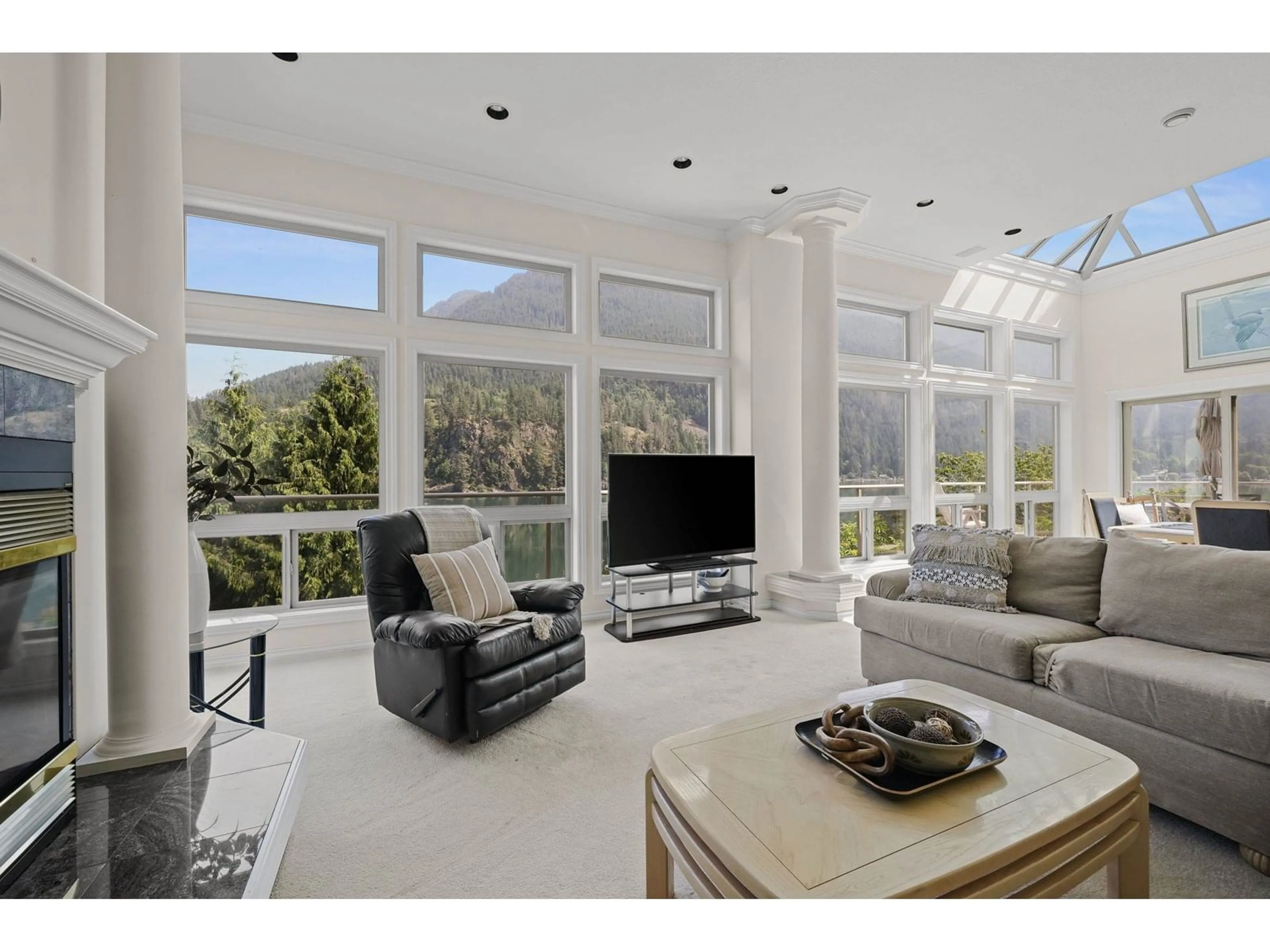 Living room with furniture, ceramic/tile floor for 21313 LAKEVIEW CRESCENT, Hope British Columbia V0X1L1