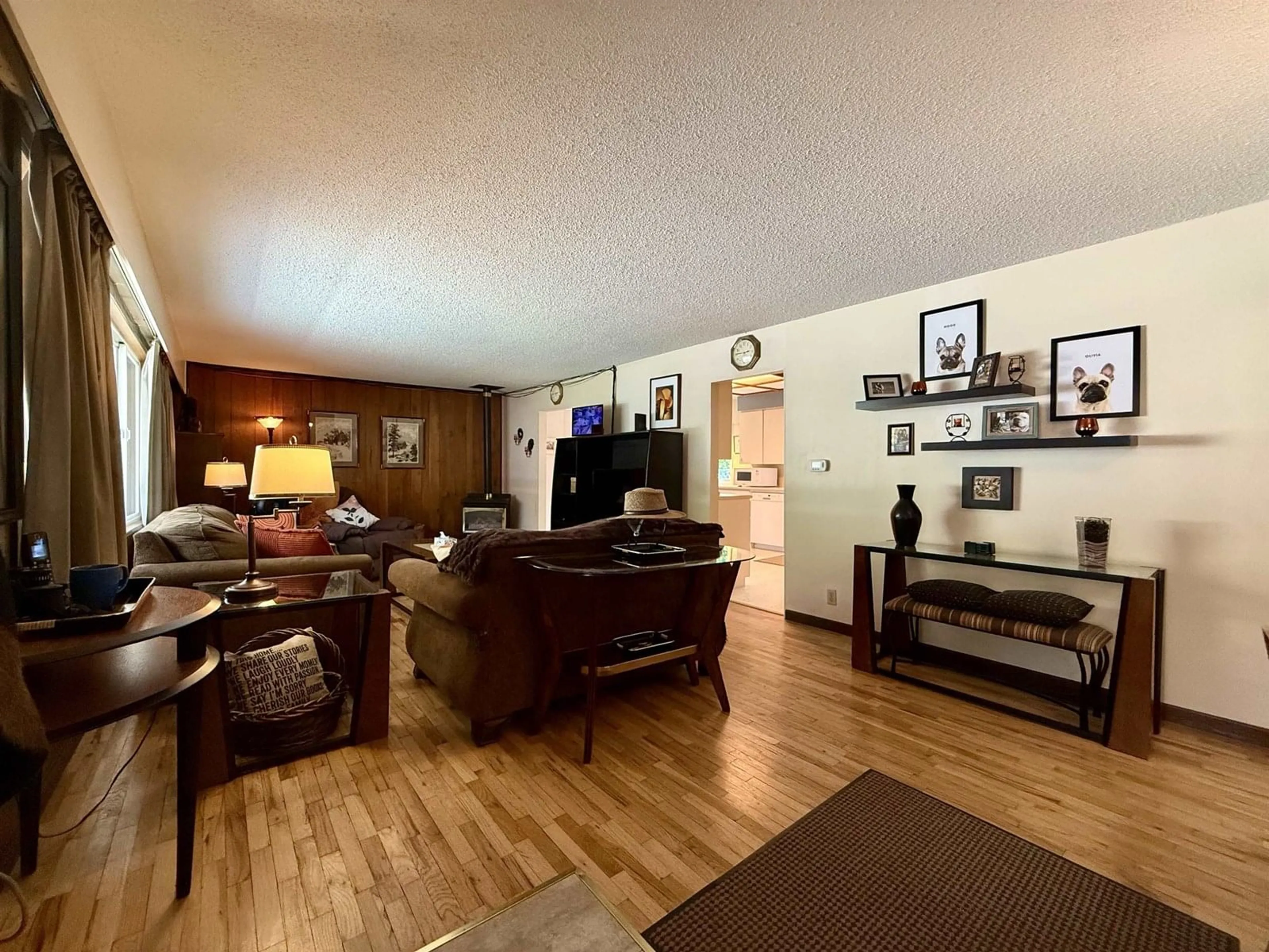 Living room with furniture, wood/laminate floor for 15538 105A, Surrey British Columbia V3R1S6