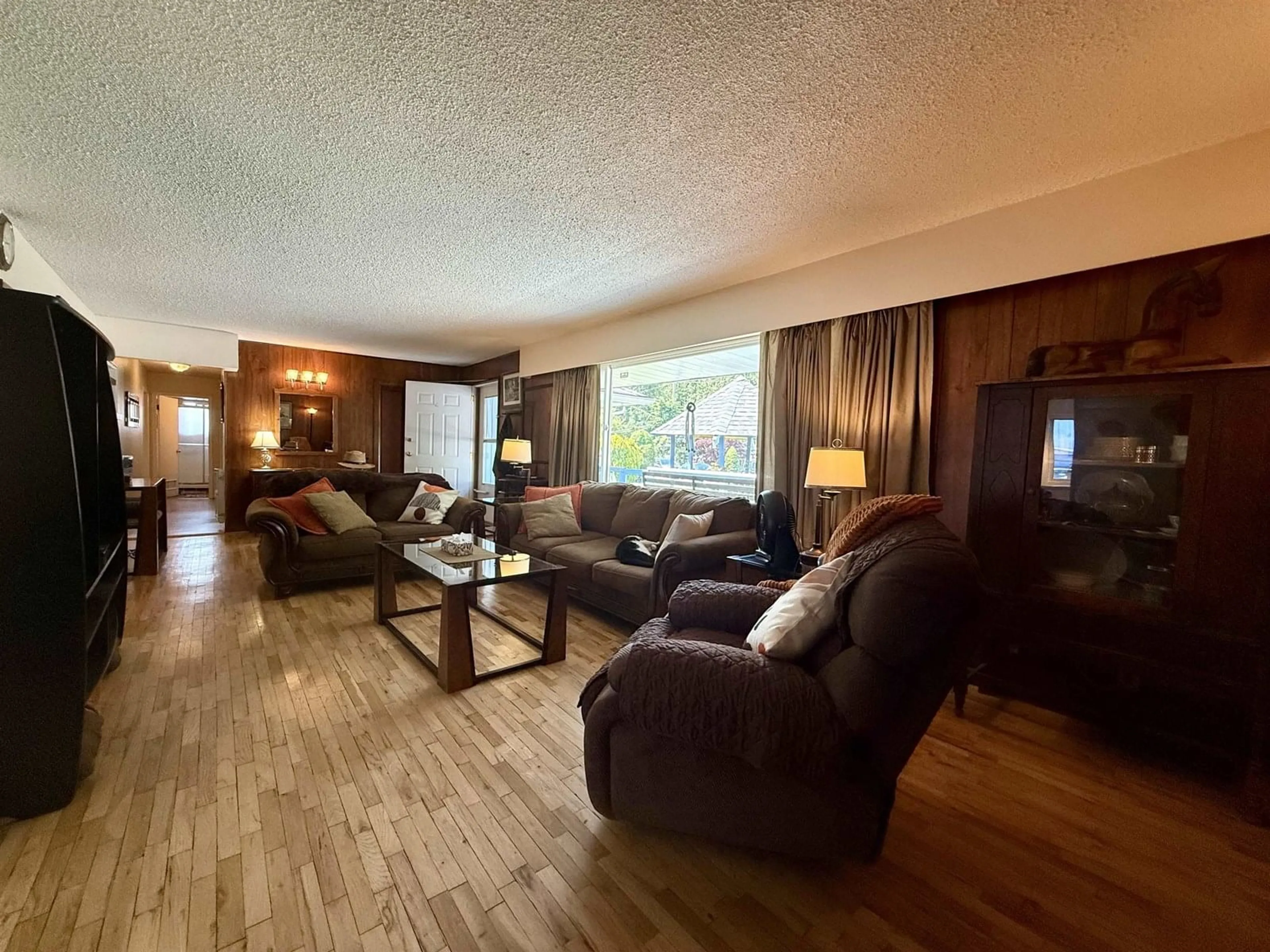 Living room with furniture, wood/laminate floor for 15538 105A, Surrey British Columbia V3R1S6