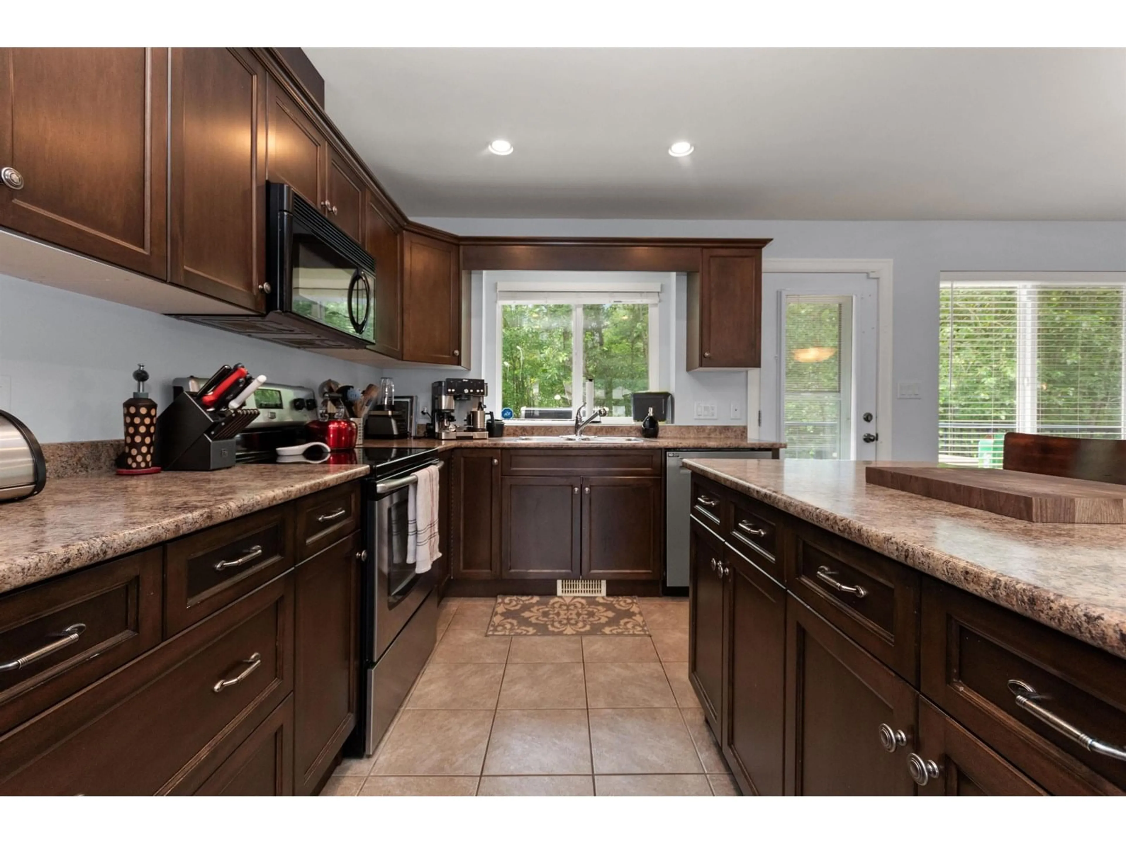 Open concept kitchen, ceramic/tile floor for 65886 PARK AVENUE, Hope British Columbia V0X1L1