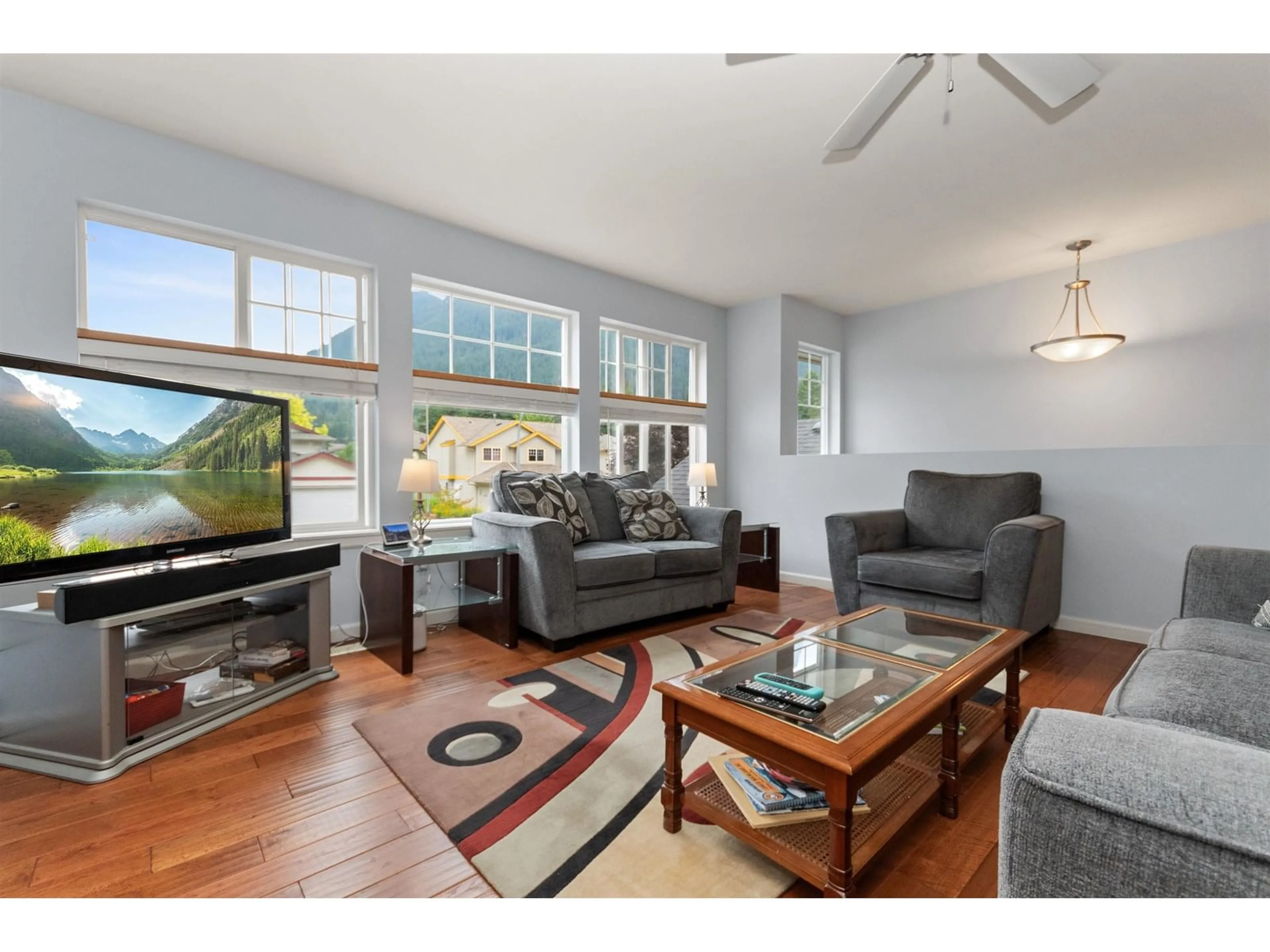Living room with furniture, wood/laminate floor for 65886 PARK AVENUE, Hope British Columbia V0X1L1