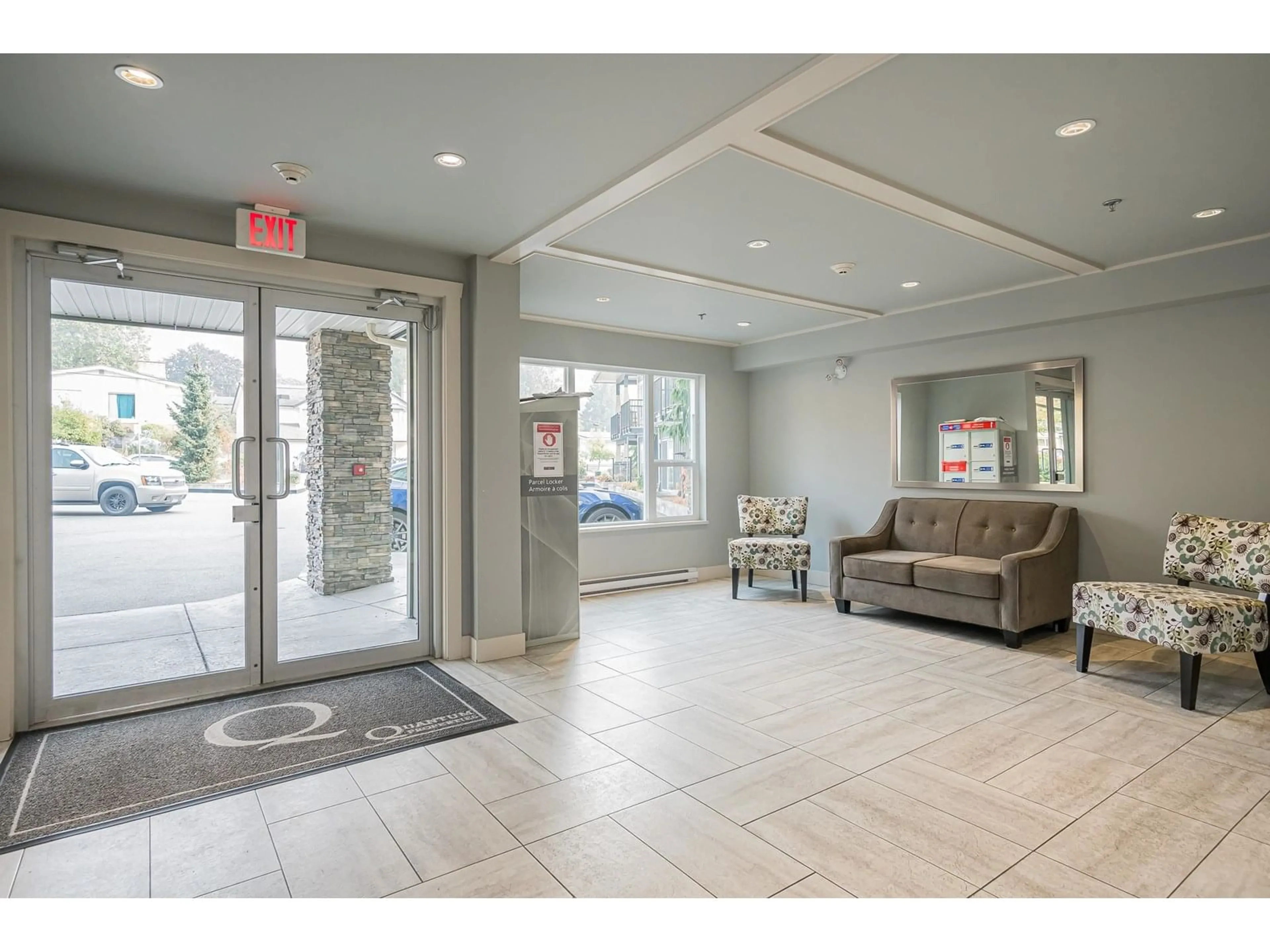 Indoor foyer for 124 - 2565 CAMPBELL, Abbotsford British Columbia V2S0E3