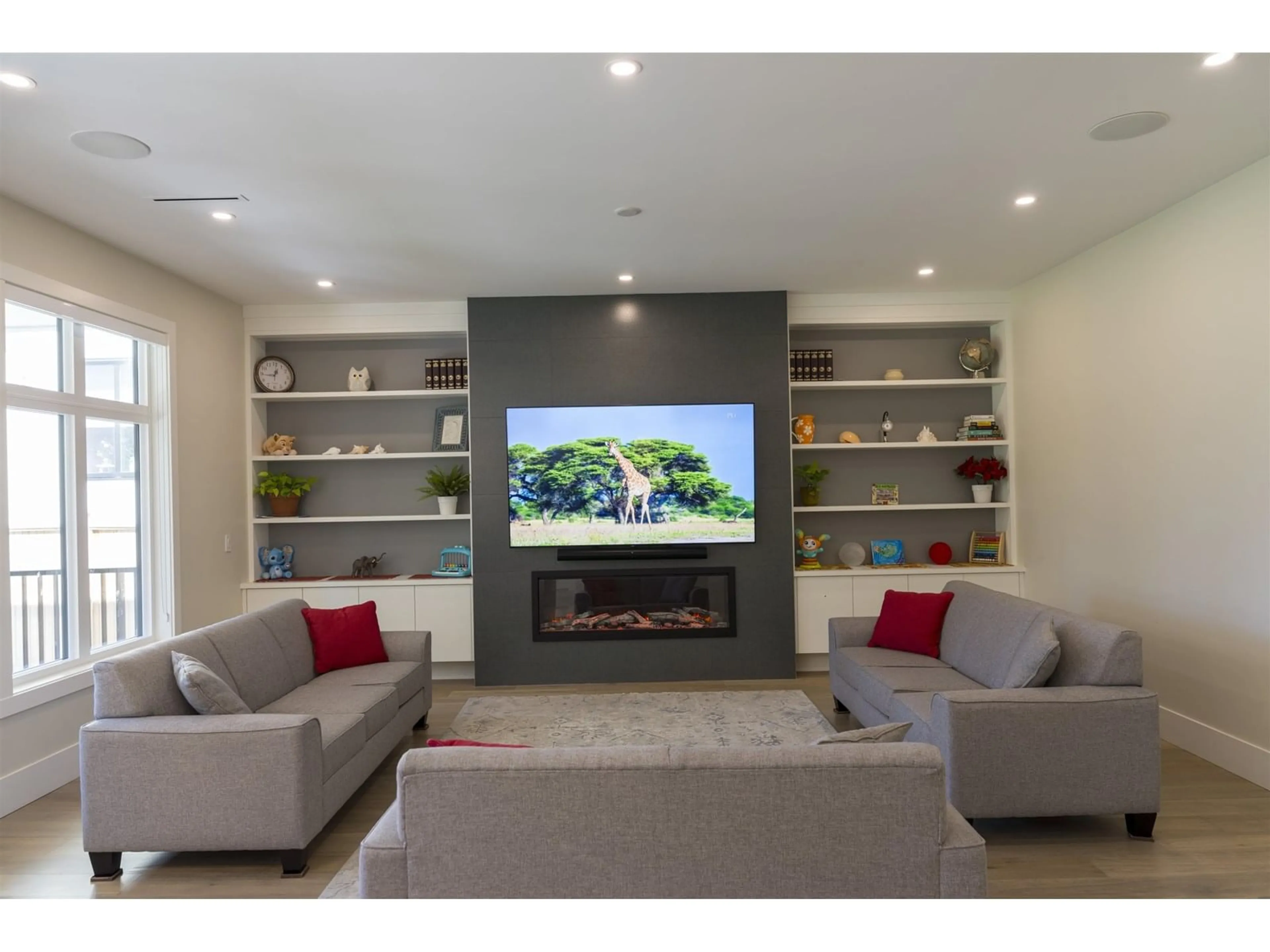 Living room with furniture, unknown for 937 160B, Surrey British Columbia V4A9A7