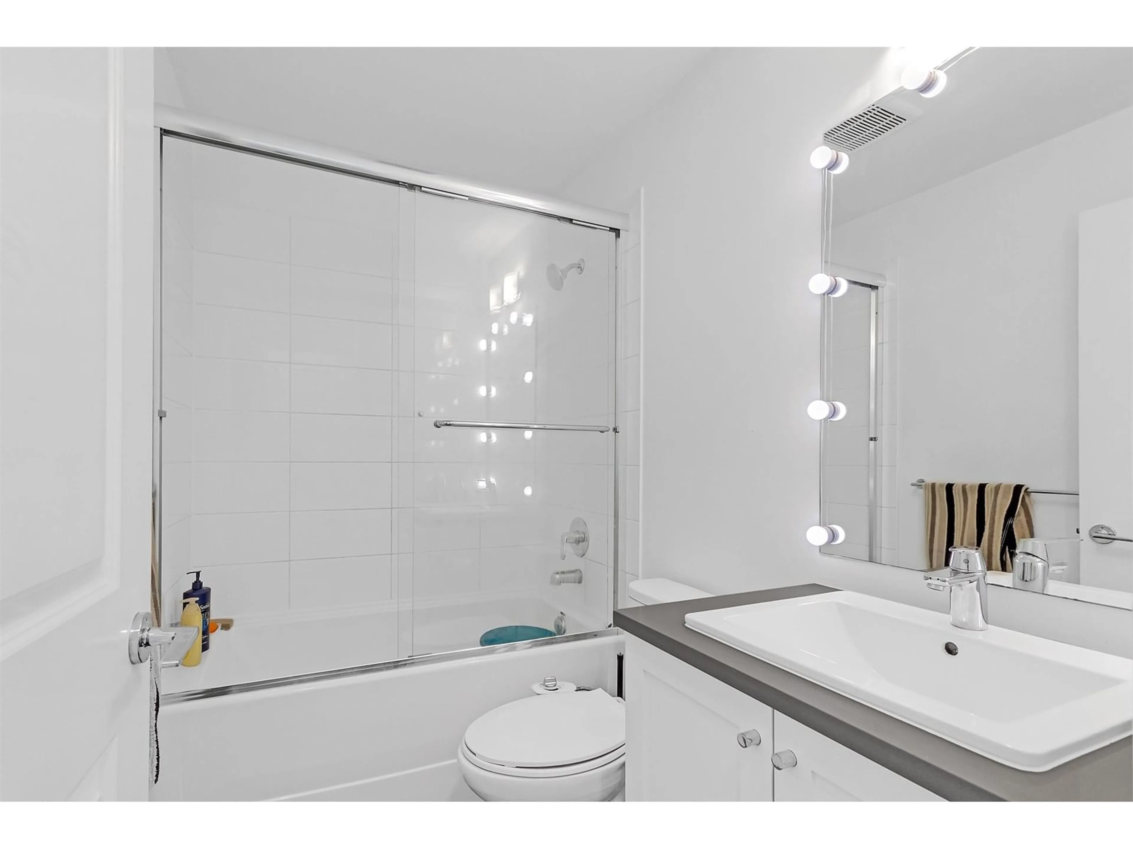 Standard bathroom, unknown for 79 - 8168 136A, Surrey British Columbia V3W2Z6