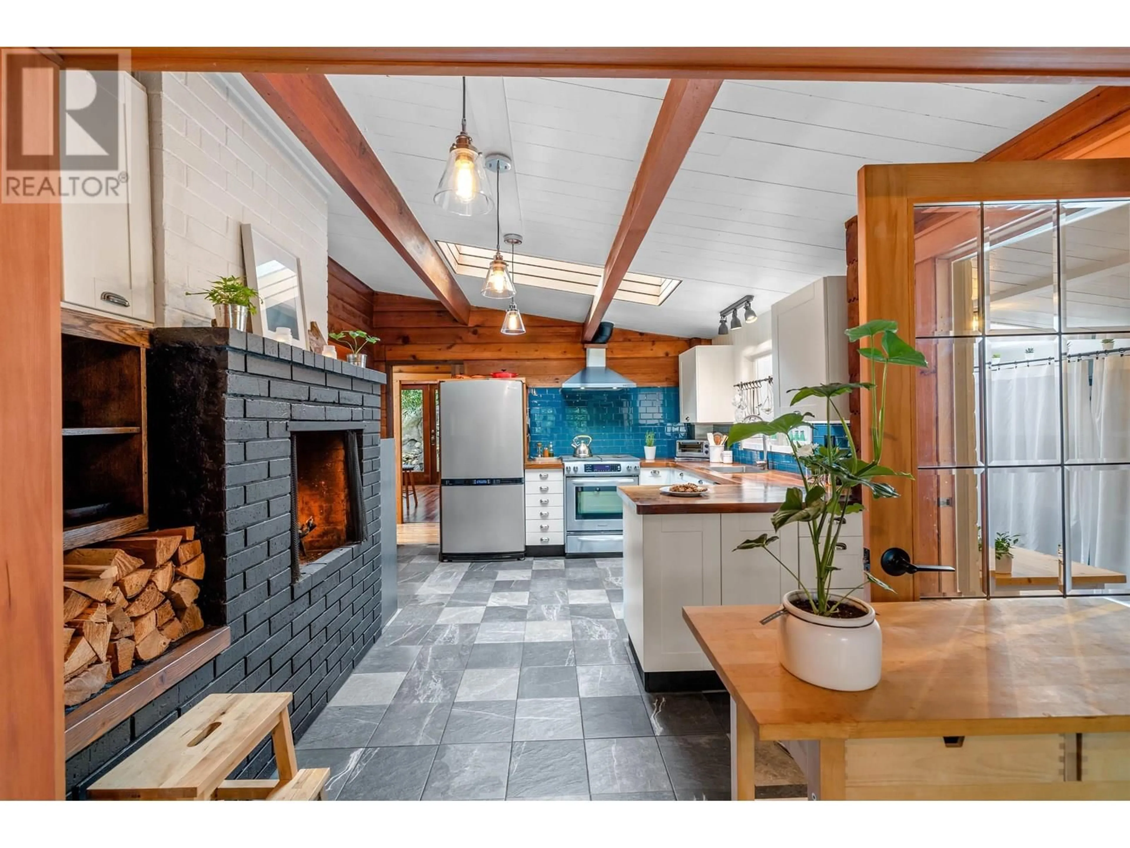 Open concept kitchen, ceramic/tile floor for 5817 EAGLE ISLAND, West Vancouver British Columbia V7W1V6