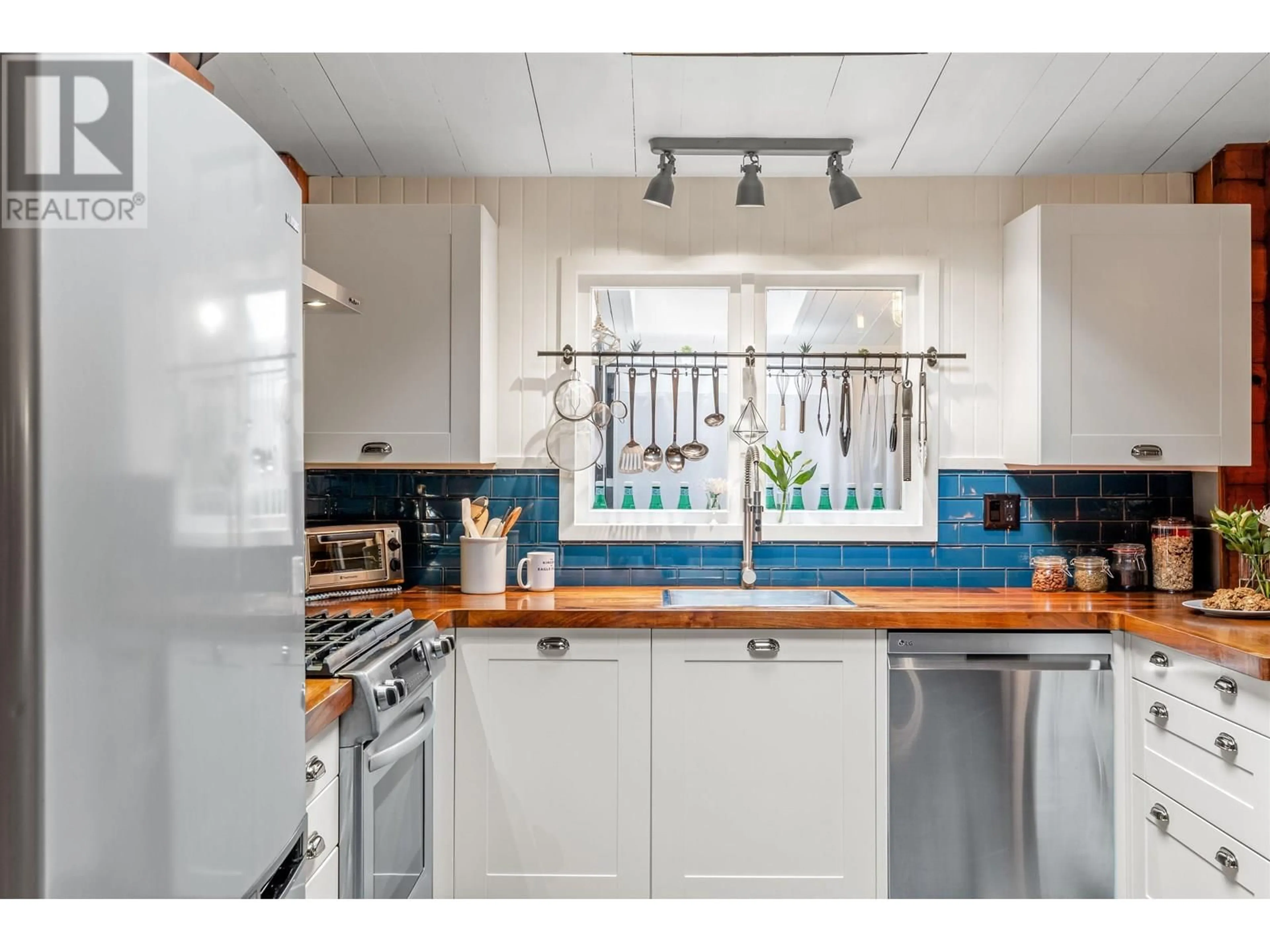 Unknown for 5817 EAGLE ISLAND, West Vancouver British Columbia V7W1V6
