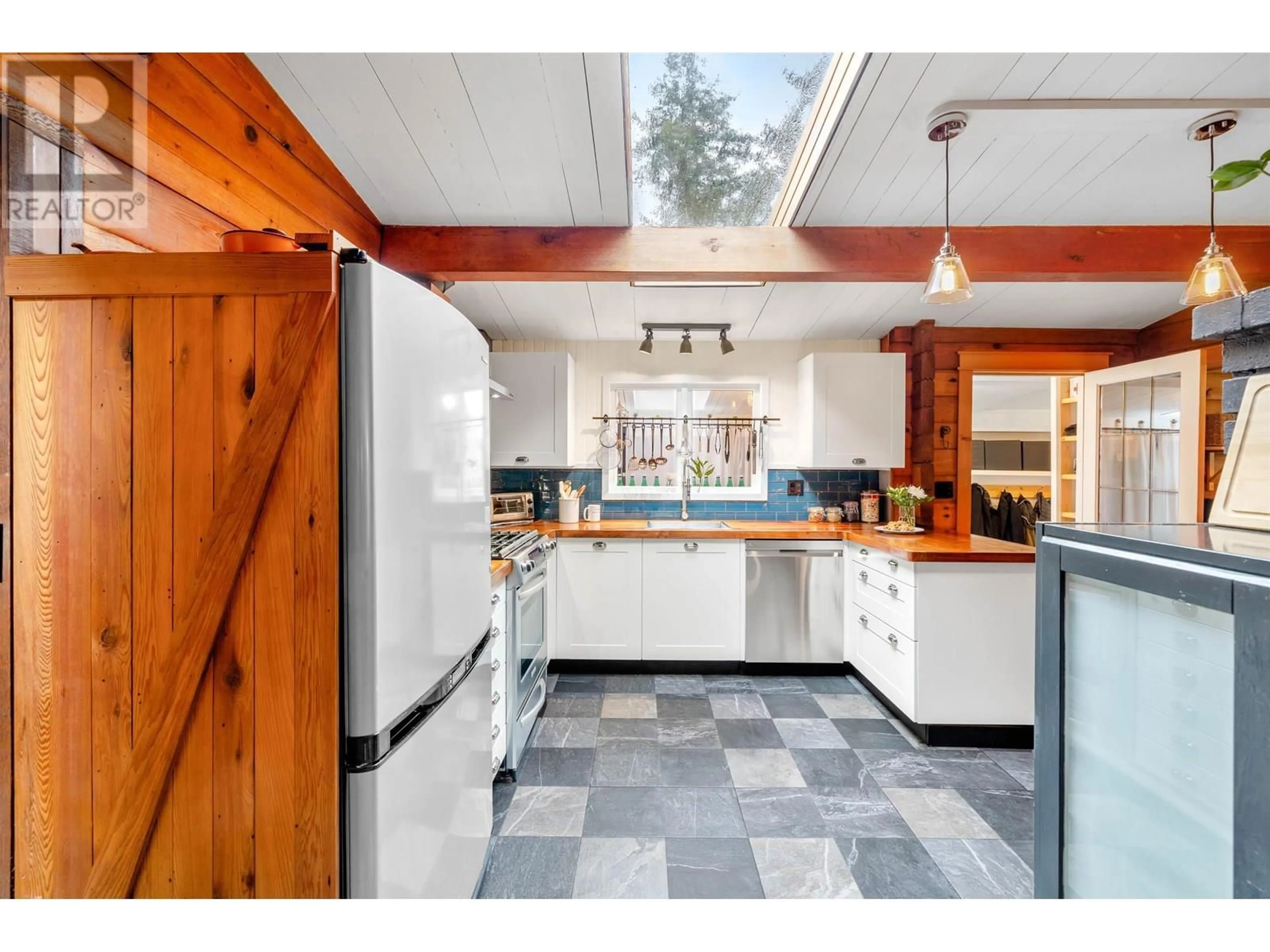 Open concept kitchen, ceramic/tile floor for 5817 EAGLE ISLAND, West Vancouver British Columbia V7W1V6