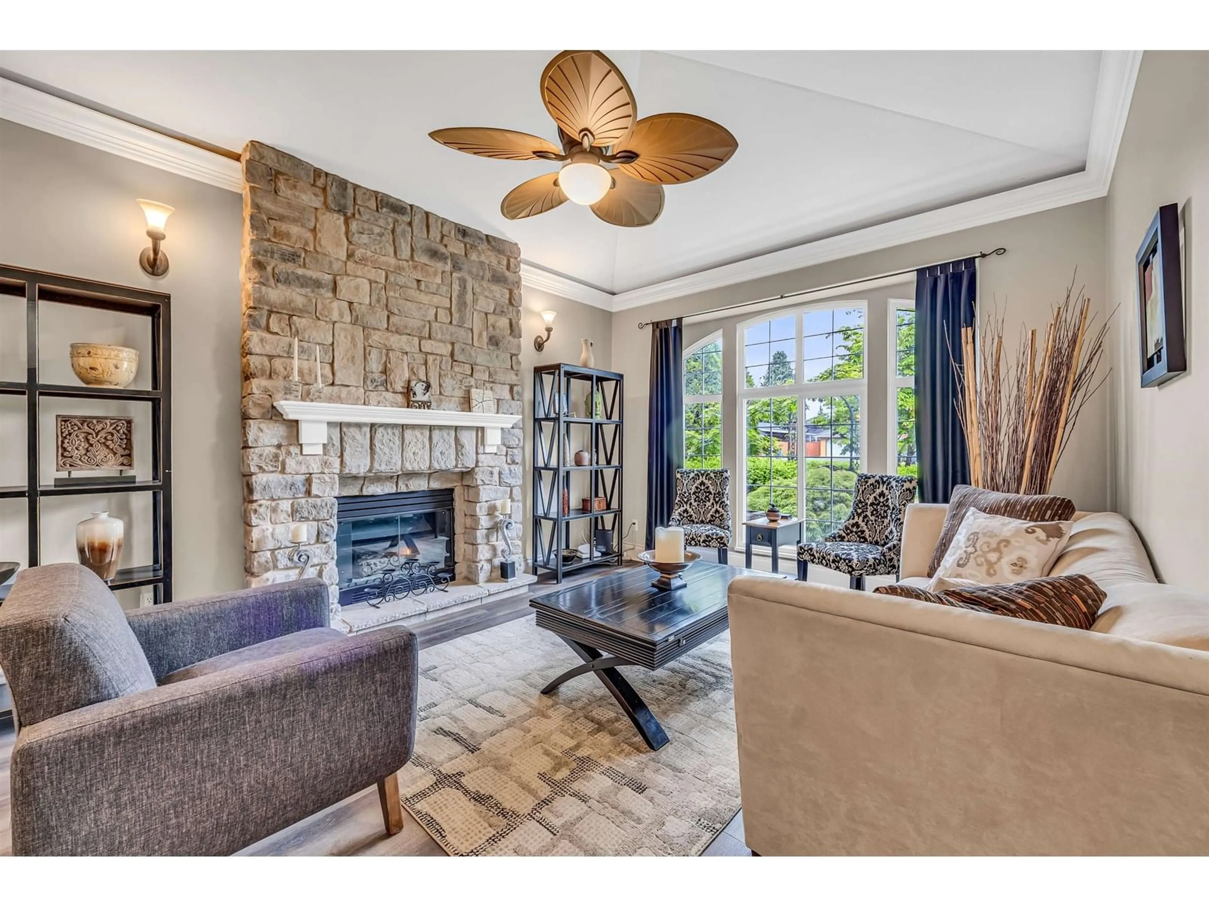 Living room with furniture, unknown for 15736 108A, Surrey British Columbia V4N4T4