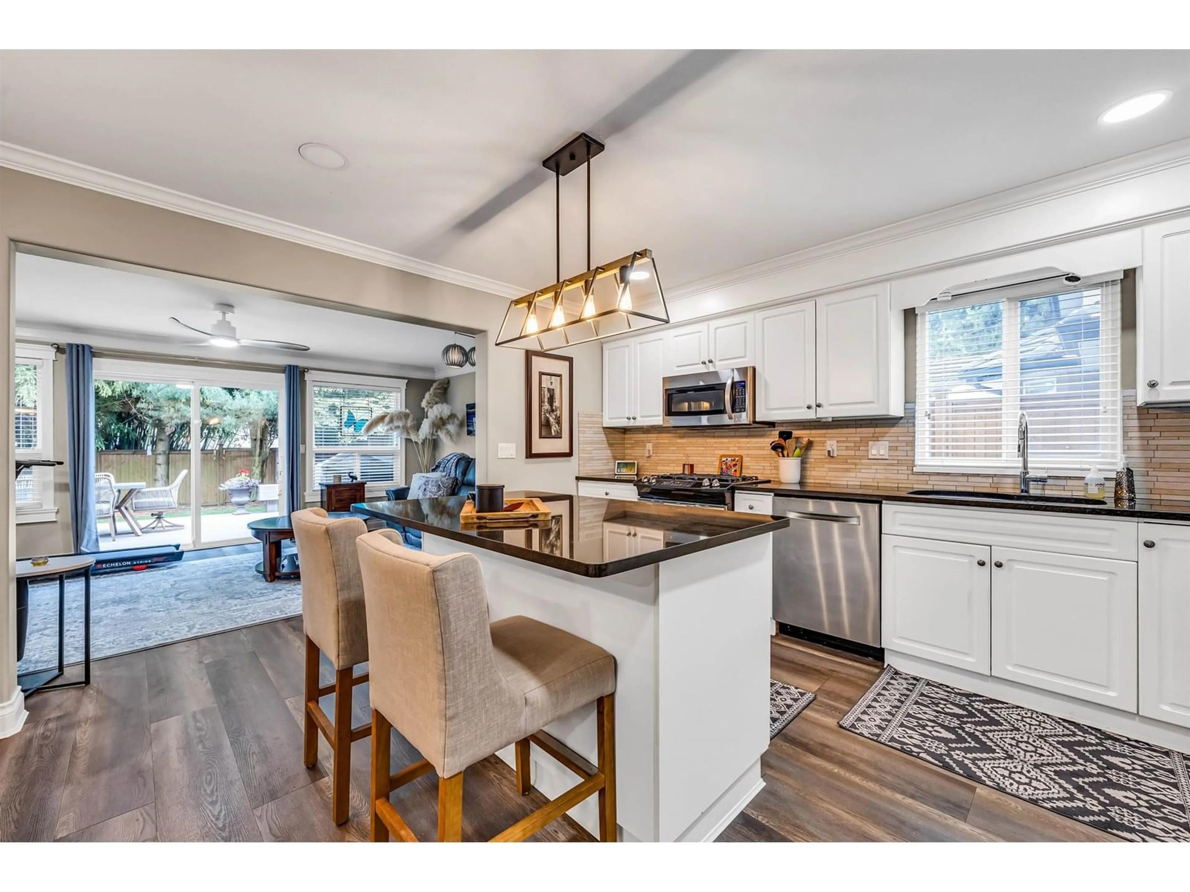 Open concept kitchen, unknown for 15736 108A, Surrey British Columbia V4N4T4