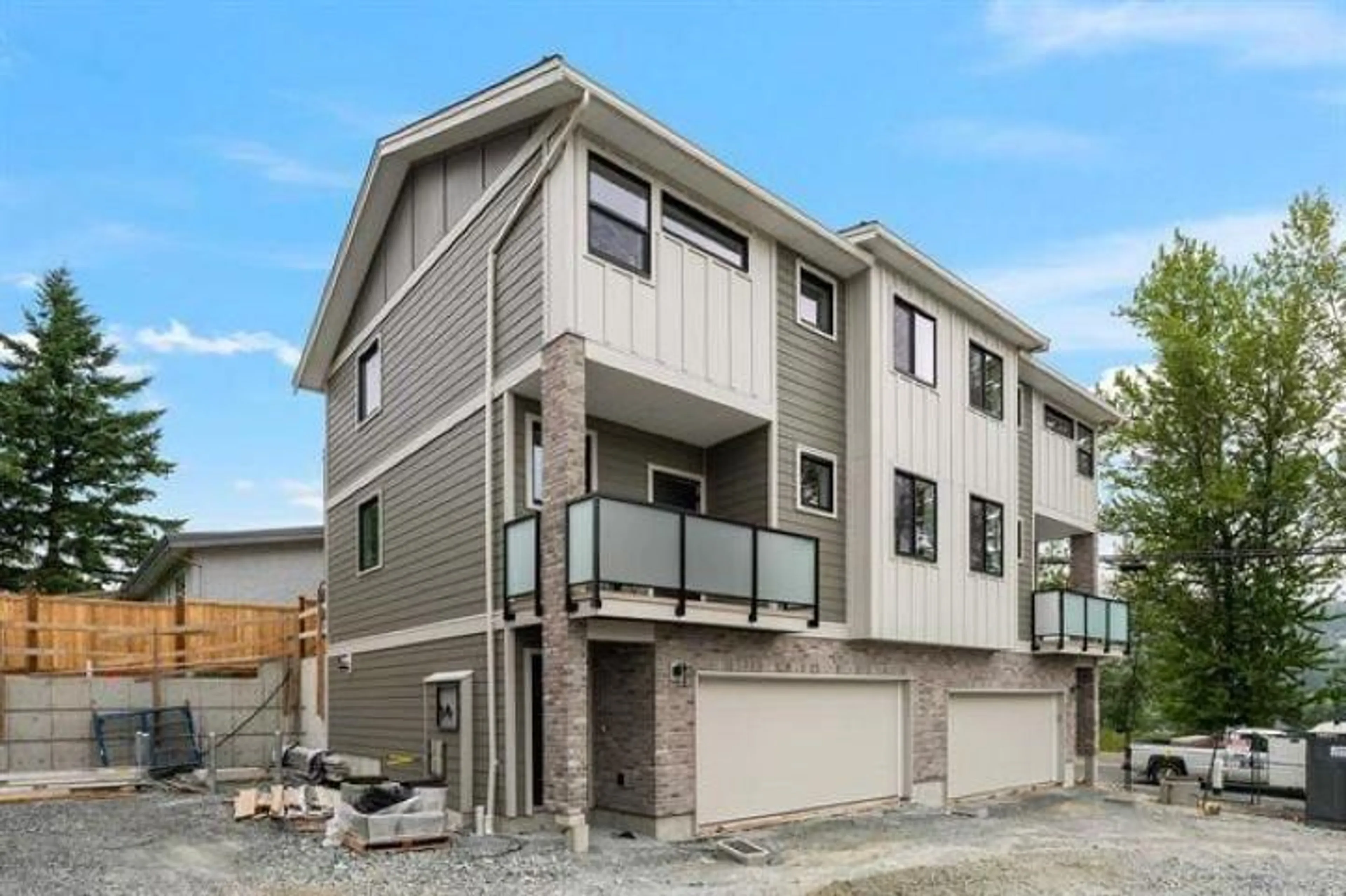 Home with vinyl exterior material, street for 2473 BECK, Abbotsford British Columbia V2S4S3