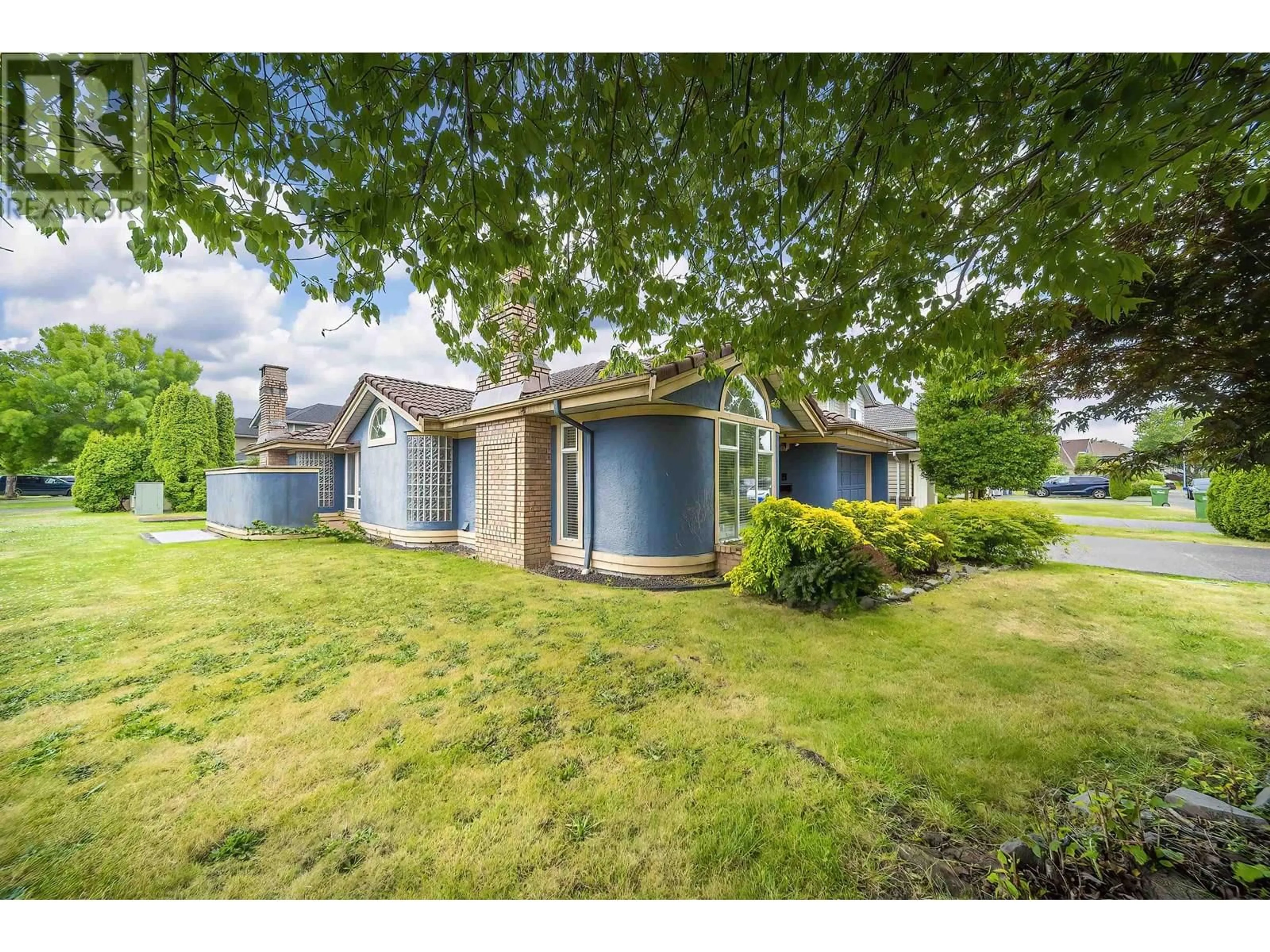 A pic from outside/outdoor area/front of a property/back of a property/a pic from drone, street for 9588 CAPSTAN WAY, Richmond British Columbia V6X3N1
