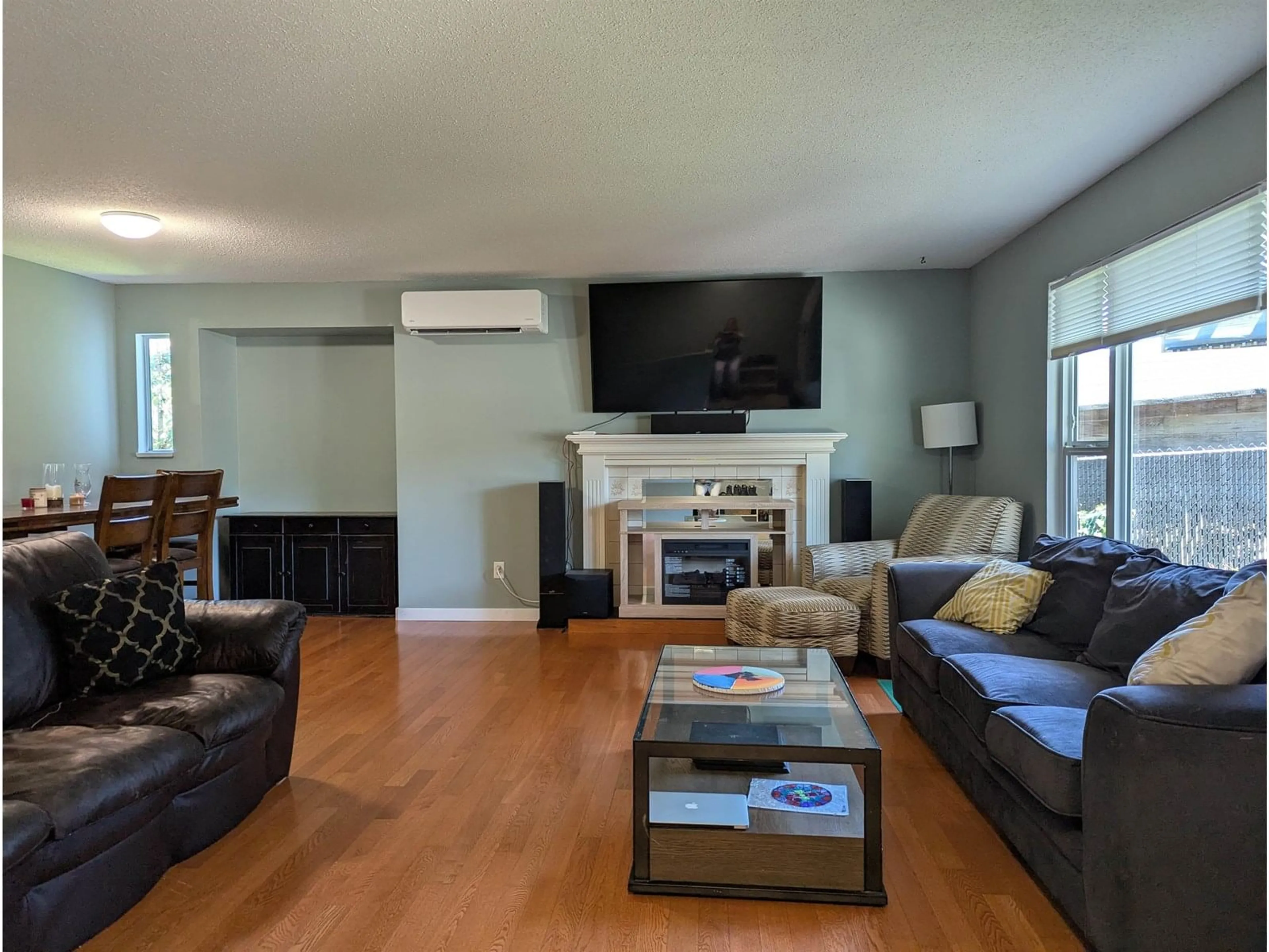 Living room with furniture, wood/laminate floor for 8087 IVY, Mission British Columbia V2V5Z1