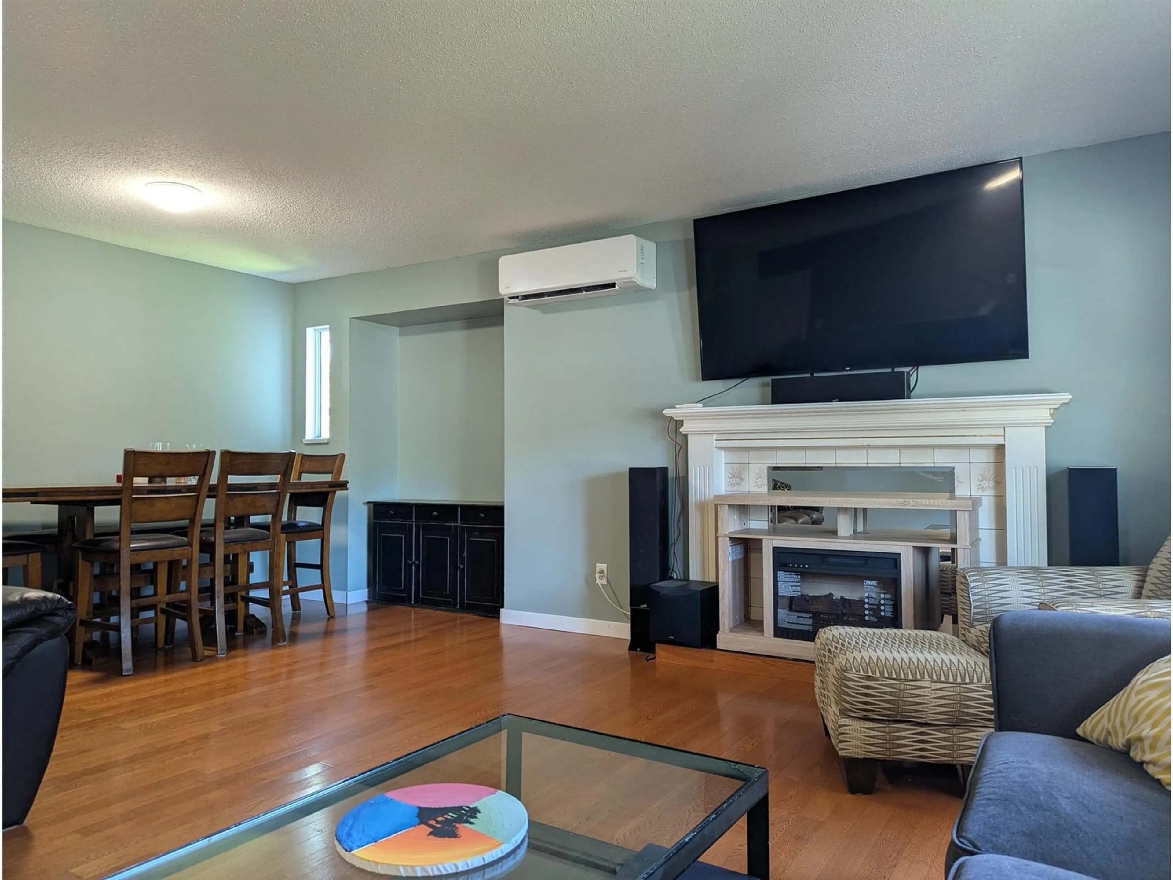 Living room with furniture, wood/laminate floor for 8087 IVY, Mission British Columbia V2V5Z1