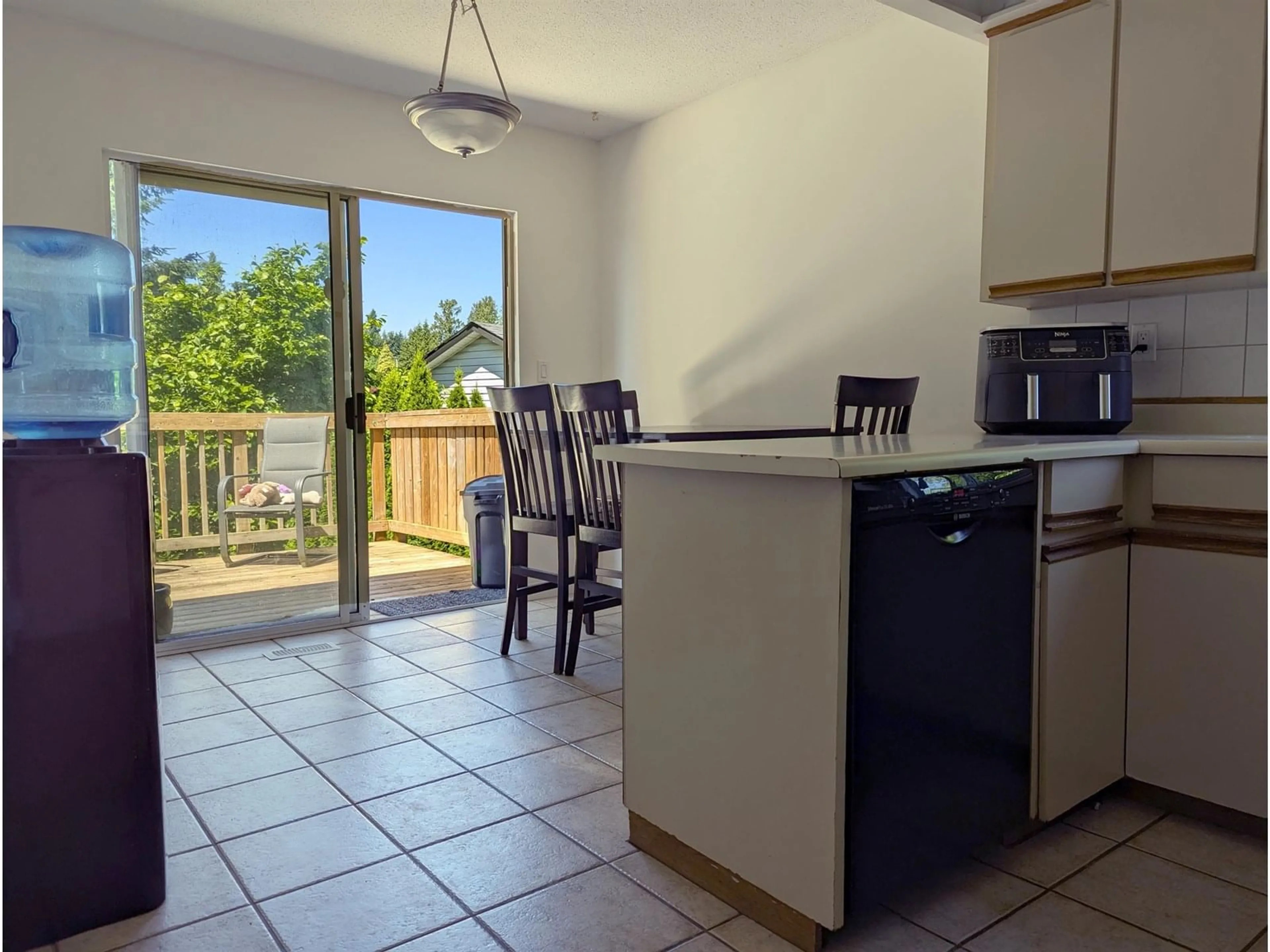 Standard kitchen, unknown for 8087 IVY, Mission British Columbia V2V5Z1