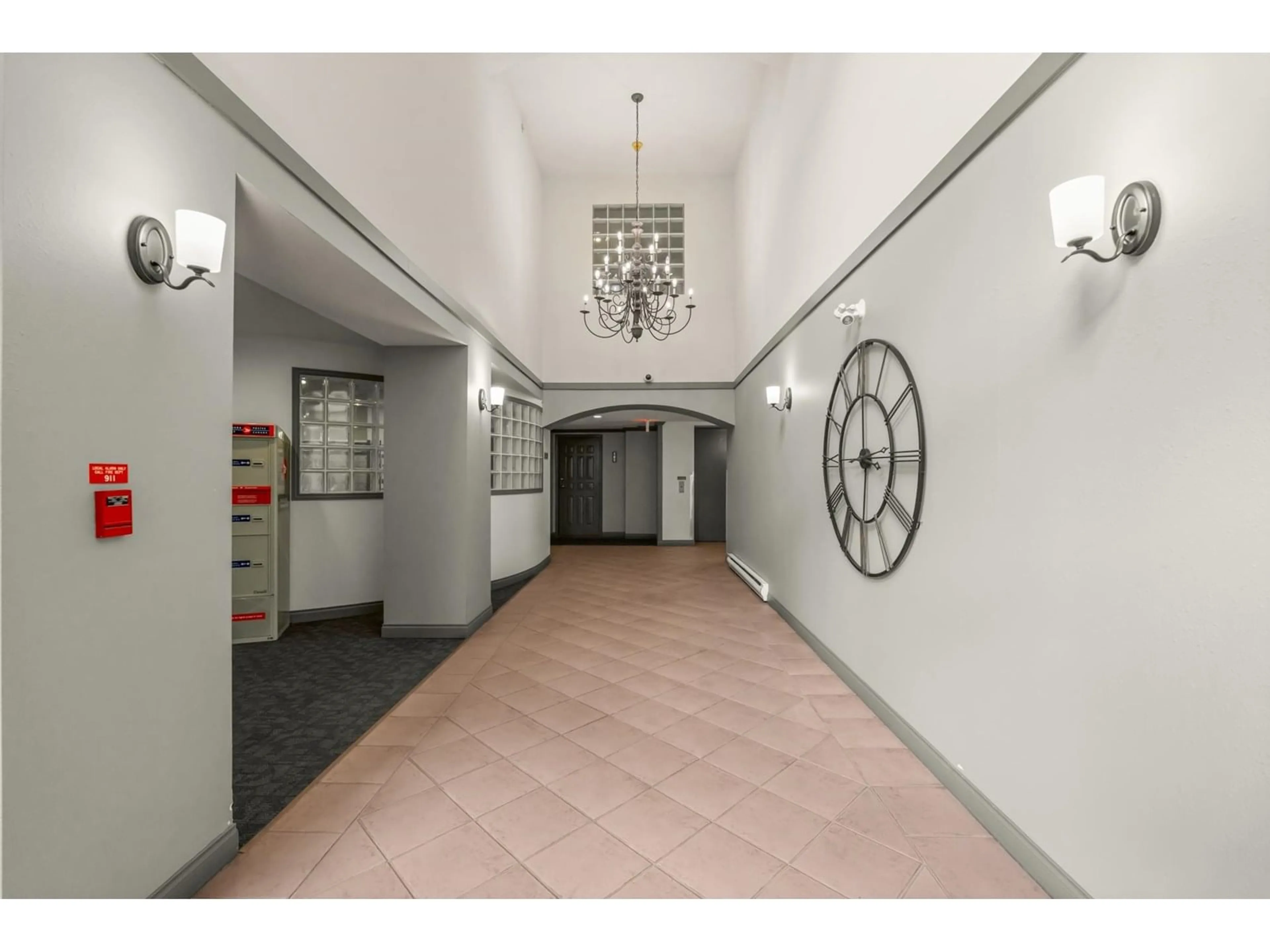 Indoor foyer for 102 - 3176 GLADWIN, Abbotsford British Columbia V2T6R7